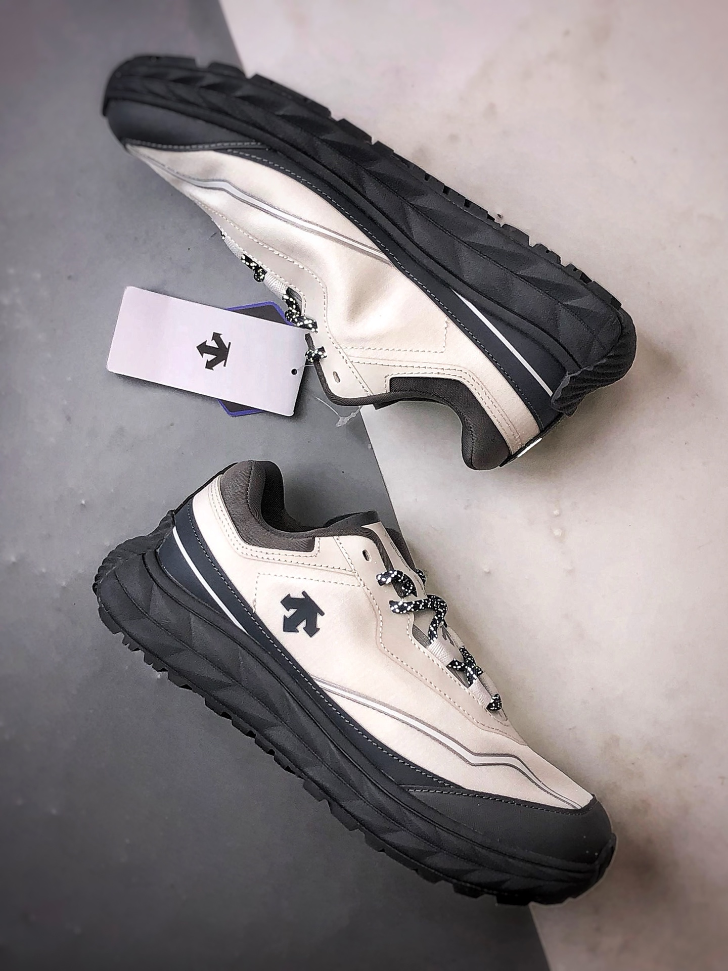 Descente Terrain D 白灰色 舒适百搭低帮生活休闲鞋-莆田鞋,莆田鞋货源,高仿鞋,高仿鞋货源,安福档口,莆田高仿鞋,莆田鞋批发,高仿鞋批发,莆田高仿运动鞋,高仿运动鞋,莆田运动鞋 Descente Terrain D 白灰色 舒适百搭低帮生活休闲鞋