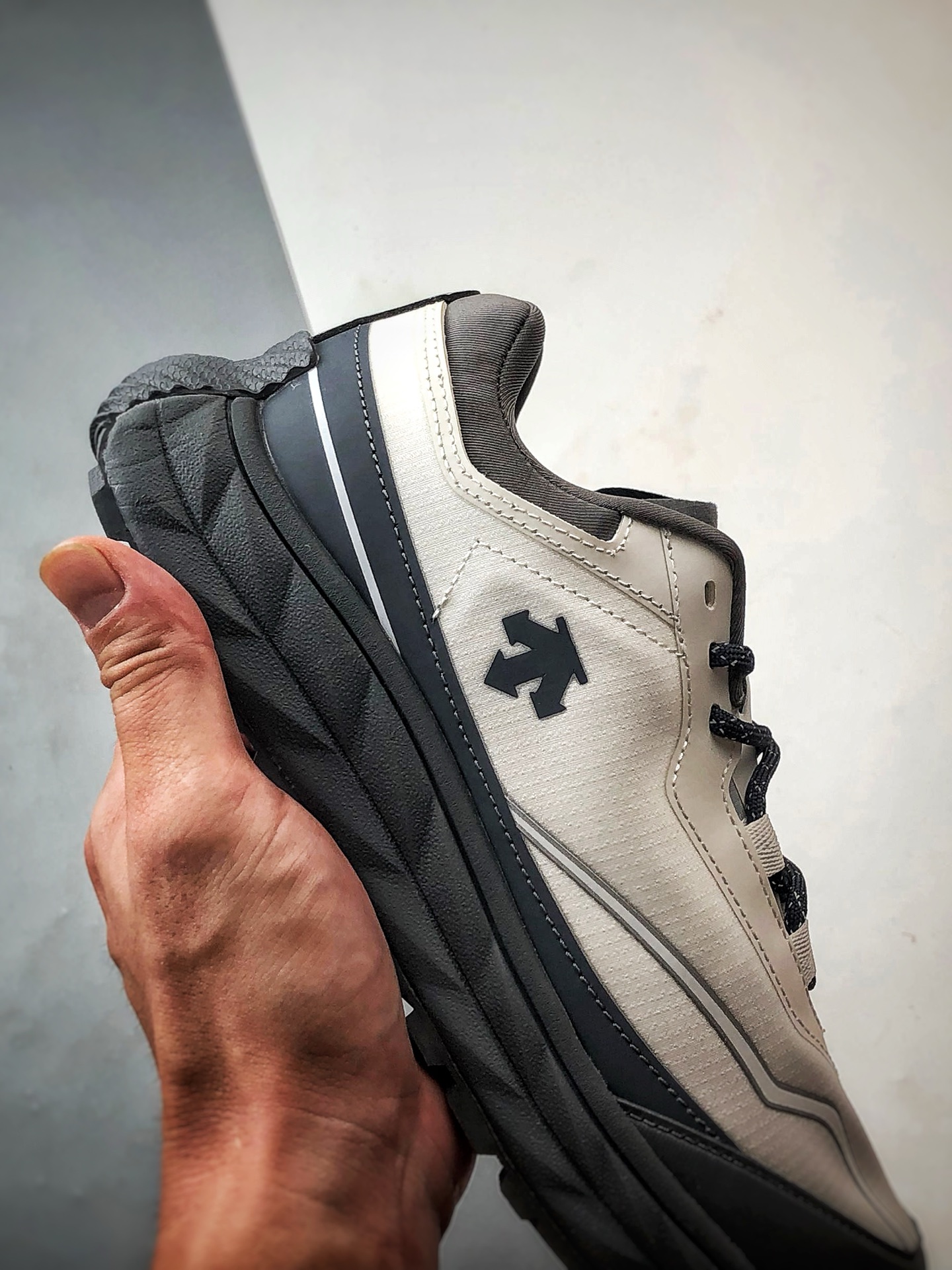 Descente Terrain D 白灰色 舒适百搭低帮生活休闲鞋-莆田鞋,莆田鞋货源,高仿鞋,高仿鞋货源,安福档口,莆田高仿鞋,莆田鞋批发,高仿鞋批发,莆田高仿运动鞋,高仿运动鞋,莆田运动鞋 Descente Terrain D 白灰色 舒适百搭低帮生活休闲鞋