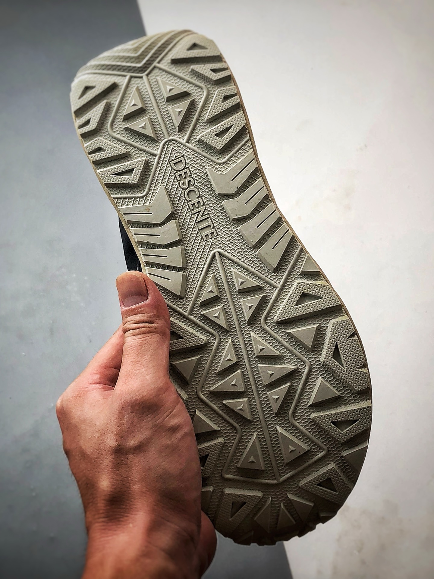 Descente Terrain D 黑米色 舒适百搭低帮生活休闲鞋-莆田鞋,莆田鞋货源,高仿鞋,高仿鞋货源,安福档口,莆田高仿鞋,莆田鞋批发,高仿鞋批发,莆田高仿运动鞋,高仿运动鞋,莆田运动鞋 Descente Terrain D 黑米色 舒适百搭低帮生活休闲鞋