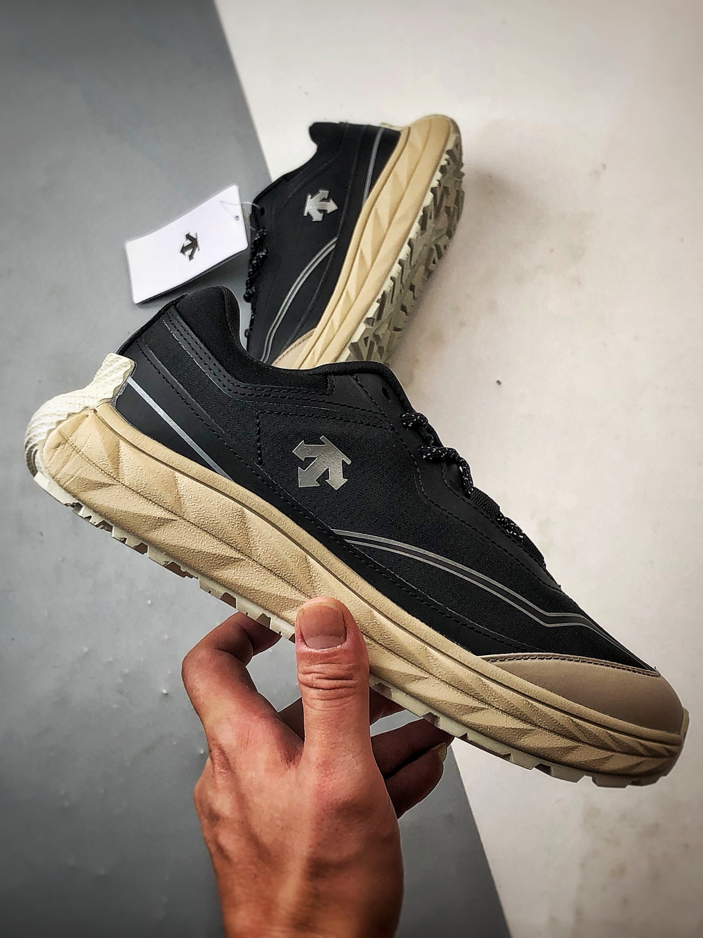 Descente Terrain D 黑米色 舒适百搭低帮生活休闲鞋-莆田鞋,莆田鞋货源,高仿鞋,高仿鞋货源,安福档口,莆田高仿鞋,莆田鞋批发,高仿鞋批发,莆田高仿运动鞋,高仿运动鞋,莆田运动鞋 Descente Terrain D 黑米色 舒适百搭低帮生活休闲鞋