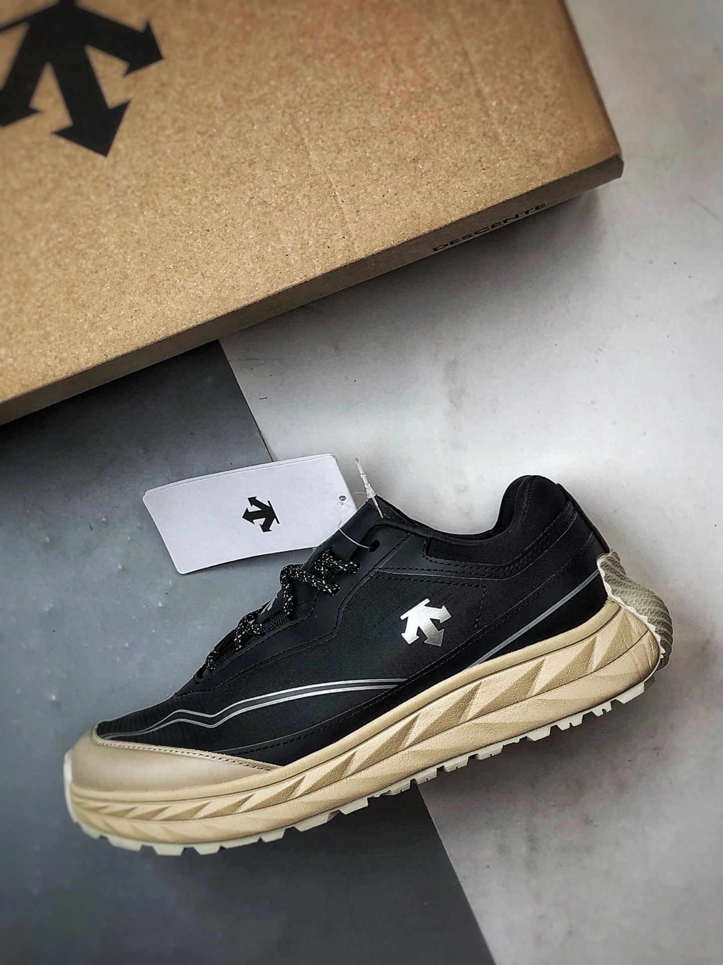 Descente Terrain D 黑米色 舒适百搭低帮生活休闲鞋-莆田鞋,莆田鞋货源,高仿鞋,高仿鞋货源,安福档口,莆田高仿鞋,莆田鞋批发,高仿鞋批发,莆田高仿运动鞋,高仿运动鞋,莆田运动鞋 Descente Terrain D 黑米色 舒适百搭低帮生活休闲鞋