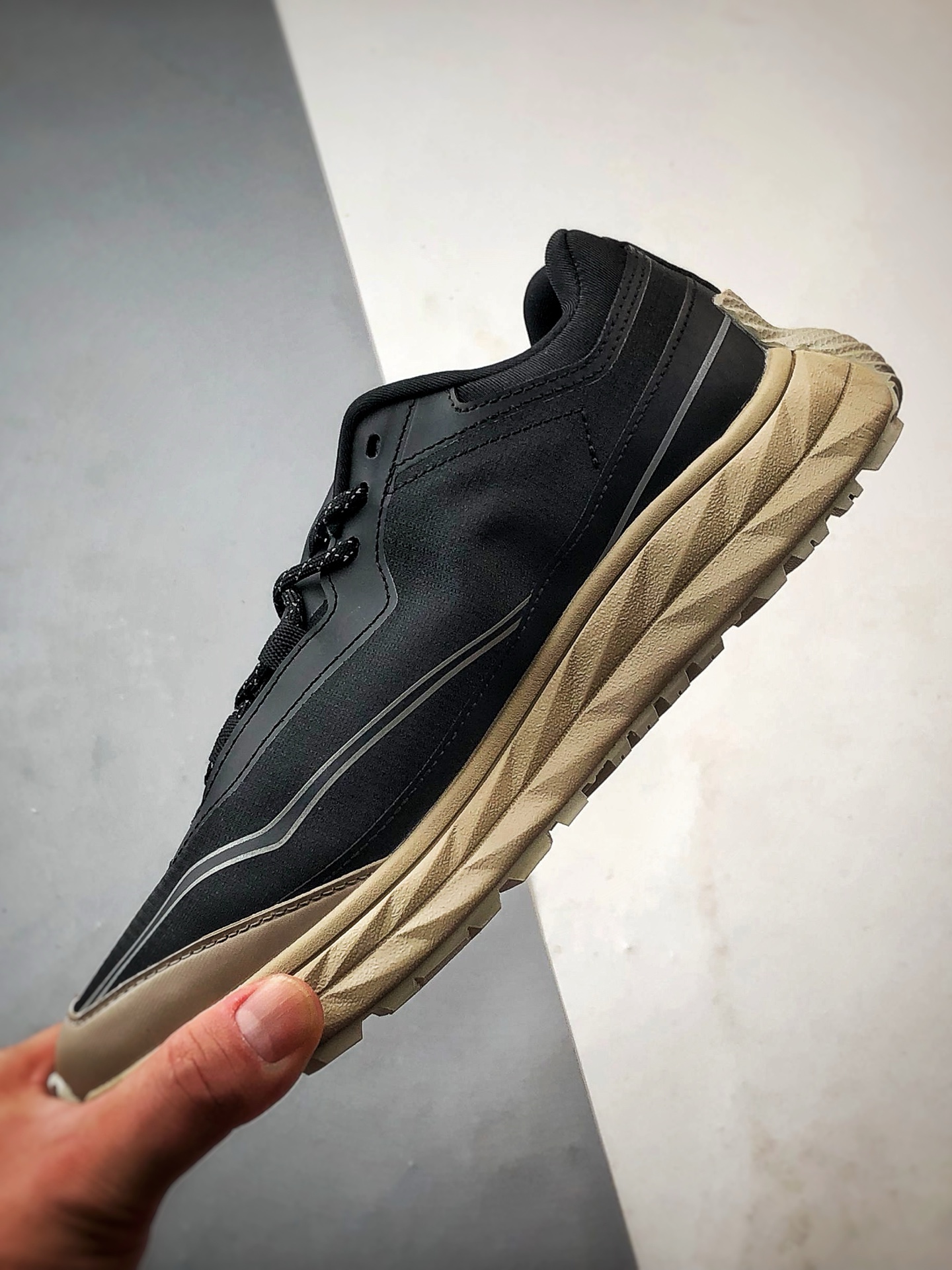 Descente Terrain D 黑米色 舒适百搭低帮生活休闲鞋-莆田鞋,莆田鞋货源,高仿鞋,高仿鞋货源,安福档口,莆田高仿鞋,莆田鞋批发,高仿鞋批发,莆田高仿运动鞋,高仿运动鞋,莆田运动鞋 Descente Terrain D 黑米色 舒适百搭低帮生活休闲鞋