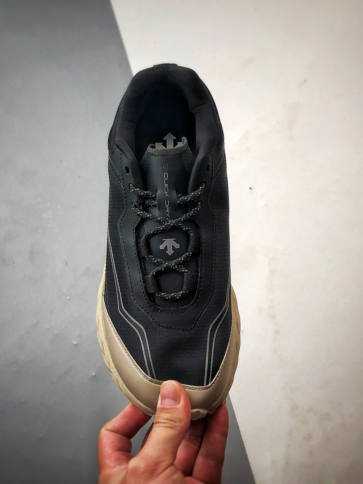 Descente Terrain D 黑米色 舒适百搭低帮生活休闲鞋-莆田鞋,莆田鞋货源,高仿鞋,高仿鞋货源,安福档口,莆田高仿鞋,莆田鞋批发,高仿鞋批发,莆田高仿运动鞋,高仿运动鞋,莆田运动鞋 Descente Terrain D 黑米色 舒适百搭低帮生活休闲鞋