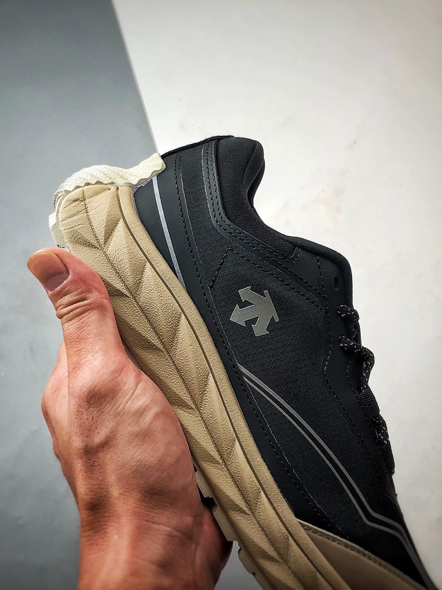 Descente Terrain D 黑米色 舒适百搭低帮生活休闲鞋-莆田鞋,莆田鞋货源,高仿鞋,高仿鞋货源,安福档口,莆田高仿鞋,莆田鞋批发,高仿鞋批发,莆田高仿运动鞋,高仿运动鞋,莆田运动鞋 Descente Terrain D 黑米色 舒适百搭低帮生活休闲鞋