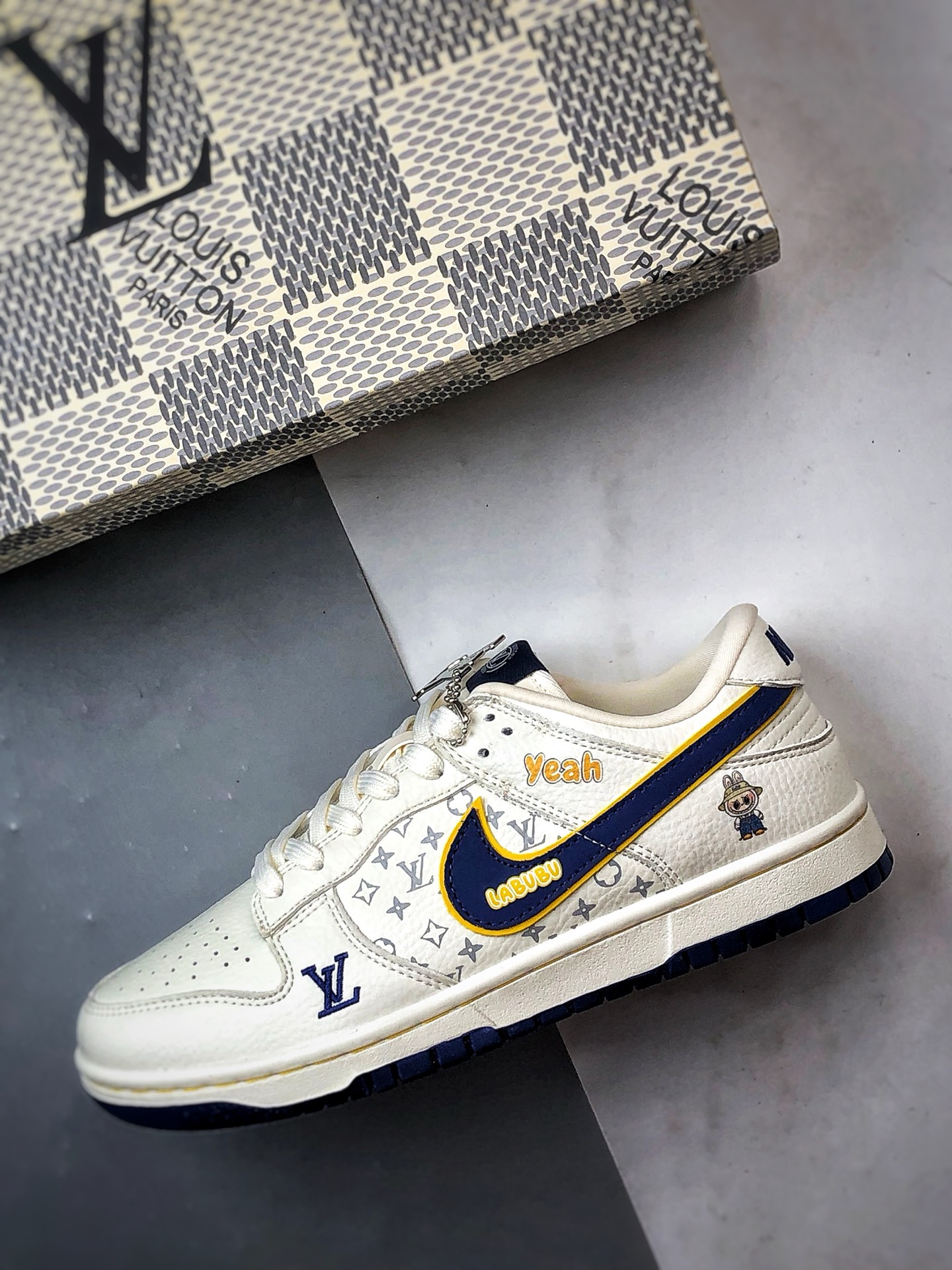 NK Dunk Low Retro ”DIY高端定制” LV拉布布白蓝黄 低帮休闲运动板鞋 SC0601-457-莆田鞋,莆田鞋货源,高仿鞋,高仿鞋货源,安福档口,莆田高仿鞋,莆田鞋批发,高仿鞋批发,莆田高仿运动鞋,高仿运动鞋,莆田运动鞋 NK Dunk Low Retro ”DIY高端定制” LV拉布布白蓝黄 低帮休闲运动板鞋 SC0601-457
