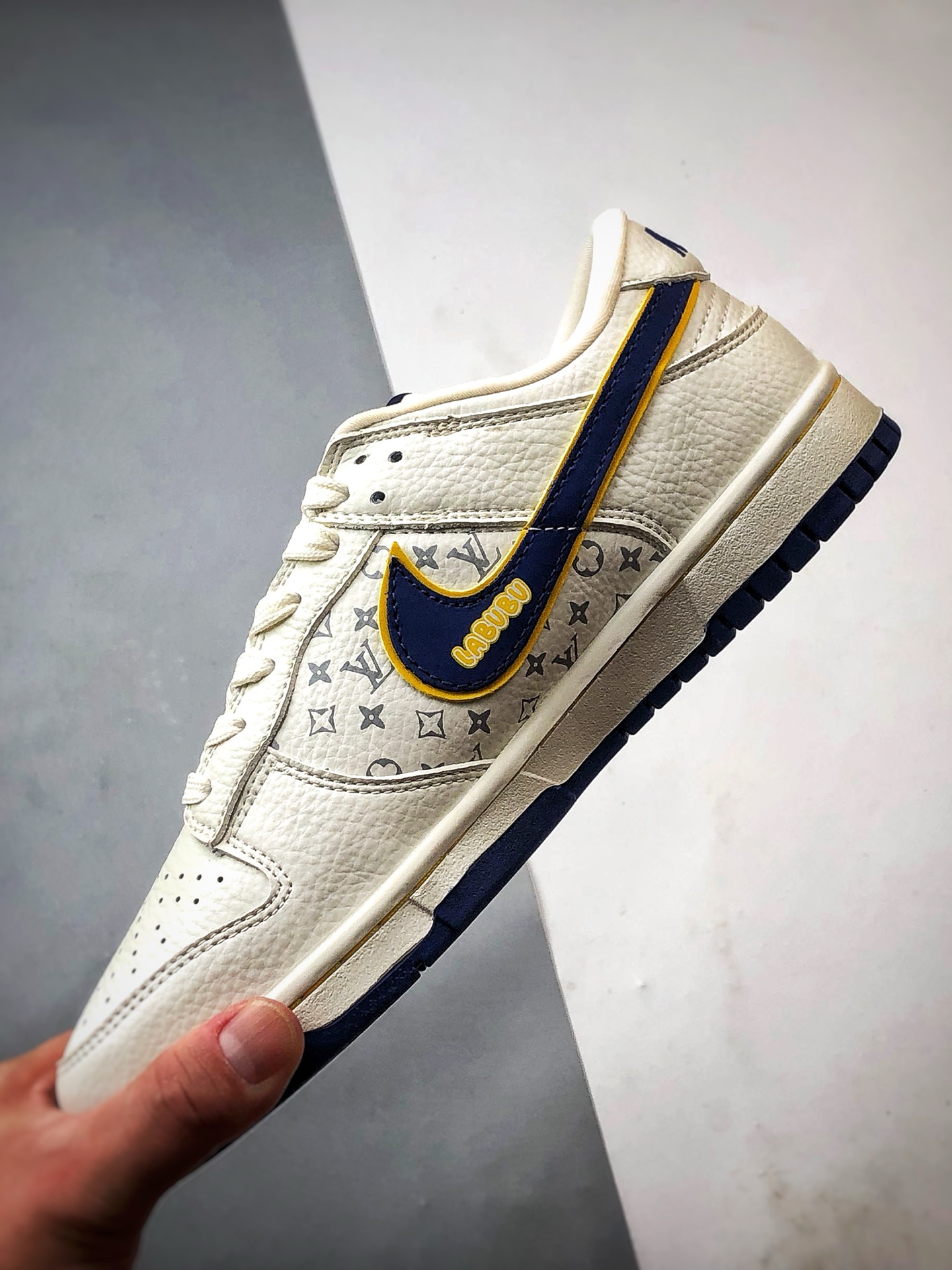 NK Dunk Low Retro ”DIY高端定制” LV拉布布白蓝黄 低帮休闲运动板鞋 SC0601-457-莆田鞋,莆田鞋货源,高仿鞋,高仿鞋货源,安福档口,莆田高仿鞋,莆田鞋批发,高仿鞋批发,莆田高仿运动鞋,高仿运动鞋,莆田运动鞋 NK Dunk Low Retro ”DIY高端定制” LV拉布布白蓝黄 低帮休闲运动板鞋 SC0601-457