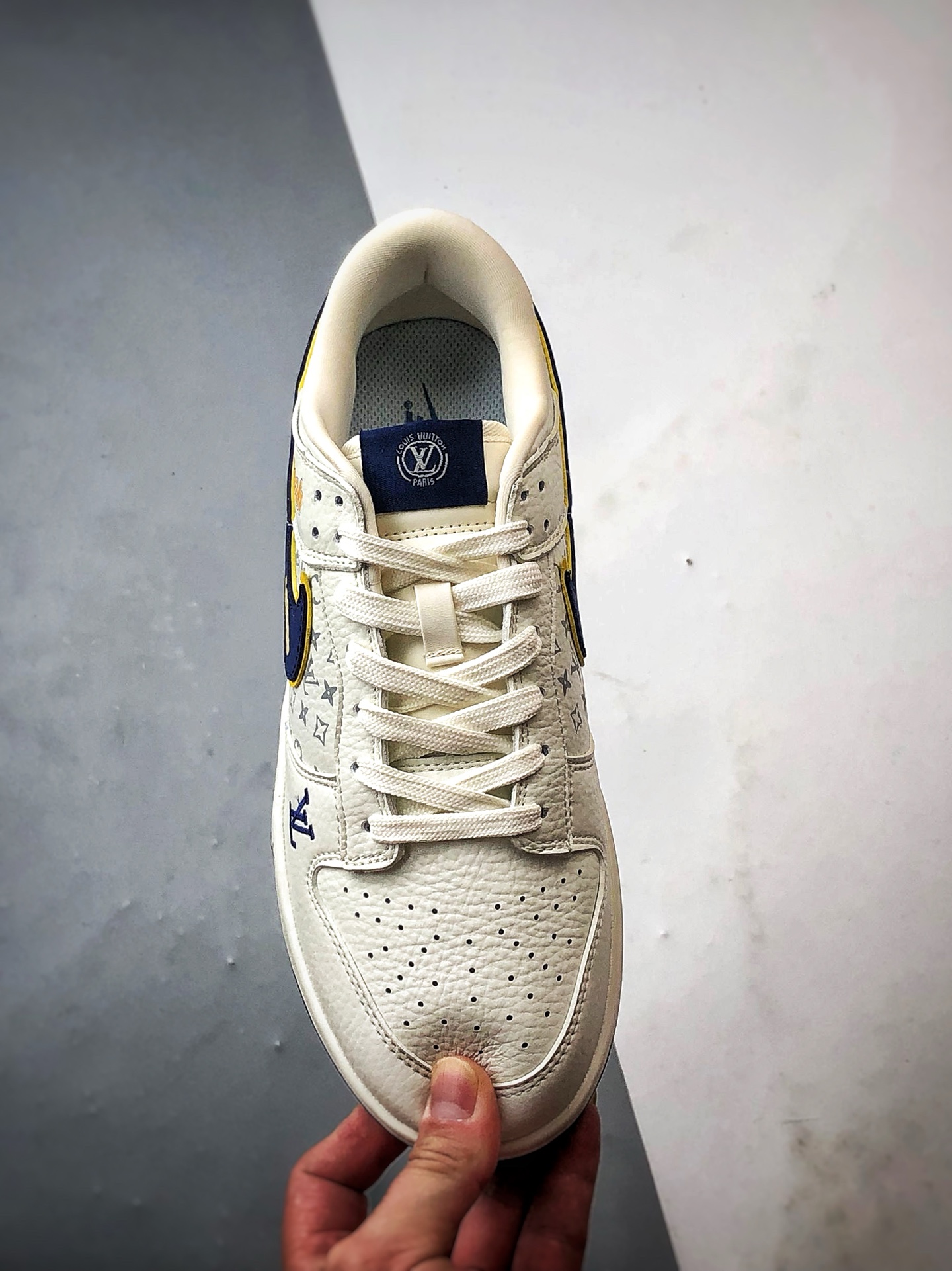 NK Dunk Low Retro ”DIY高端定制” LV拉布布白蓝黄 低帮休闲运动板鞋 SC0601-457-莆田鞋,莆田鞋货源,高仿鞋,高仿鞋货源,安福档口,莆田高仿鞋,莆田鞋批发,高仿鞋批发,莆田高仿运动鞋,高仿运动鞋,莆田运动鞋 NK Dunk Low Retro ”DIY高端定制” LV拉布布白蓝黄 低帮休闲运动板鞋 SC0601-457