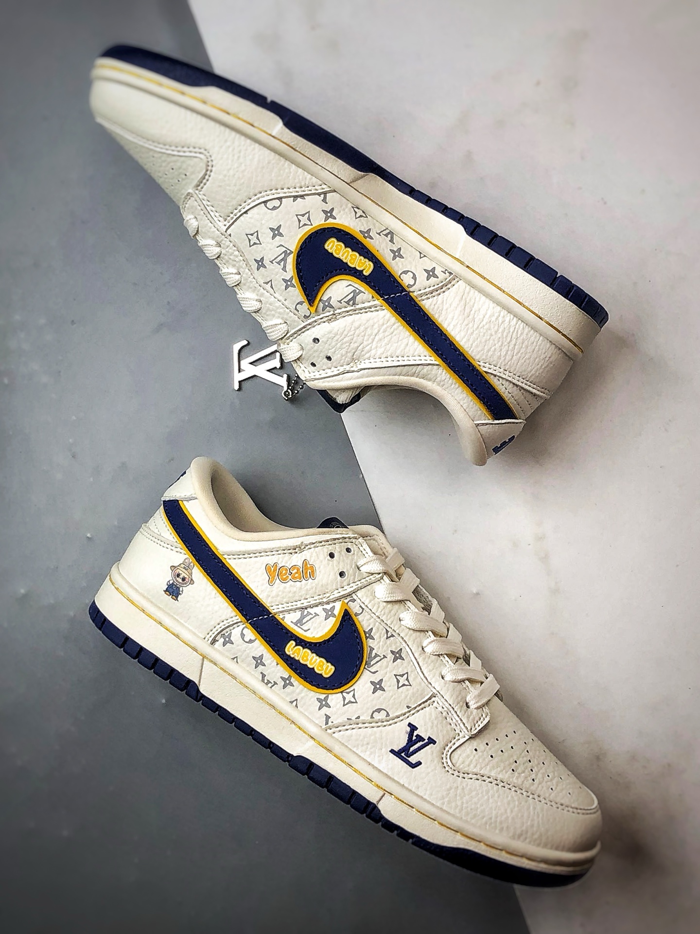 NK Dunk Low Retro ”DIY高端定制” LV拉布布白蓝黄 低帮休闲运动板鞋 SC0601-457-莆田鞋,莆田鞋货源,高仿鞋,高仿鞋货源,安福档口,莆田高仿鞋,莆田鞋批发,高仿鞋批发,莆田高仿运动鞋,高仿运动鞋,莆田运动鞋 NK Dunk Low Retro ”DIY高端定制” LV拉布布白蓝黄 低帮休闲运动板鞋 SC0601-457