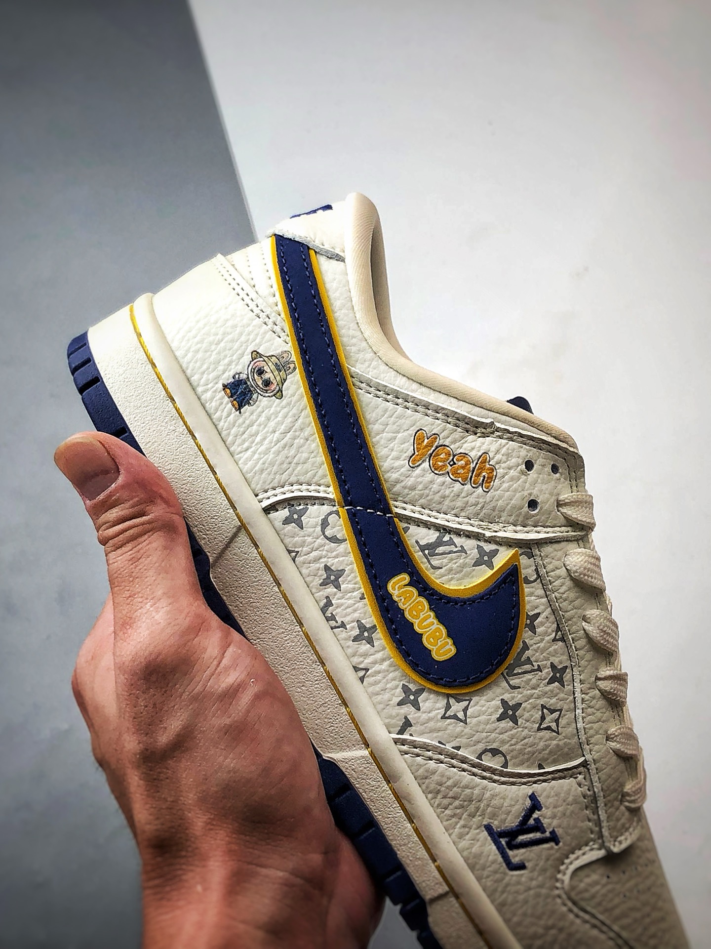 NK Dunk Low Retro ”DIY高端定制” LV拉布布白蓝黄 低帮休闲运动板鞋 SC0601-457-莆田鞋,莆田鞋货源,高仿鞋,高仿鞋货源,安福档口,莆田高仿鞋,莆田鞋批发,高仿鞋批发,莆田高仿运动鞋,高仿运动鞋,莆田运动鞋 NK Dunk Low Retro ”DIY高端定制” LV拉布布白蓝黄 低帮休闲运动板鞋 SC0601-457