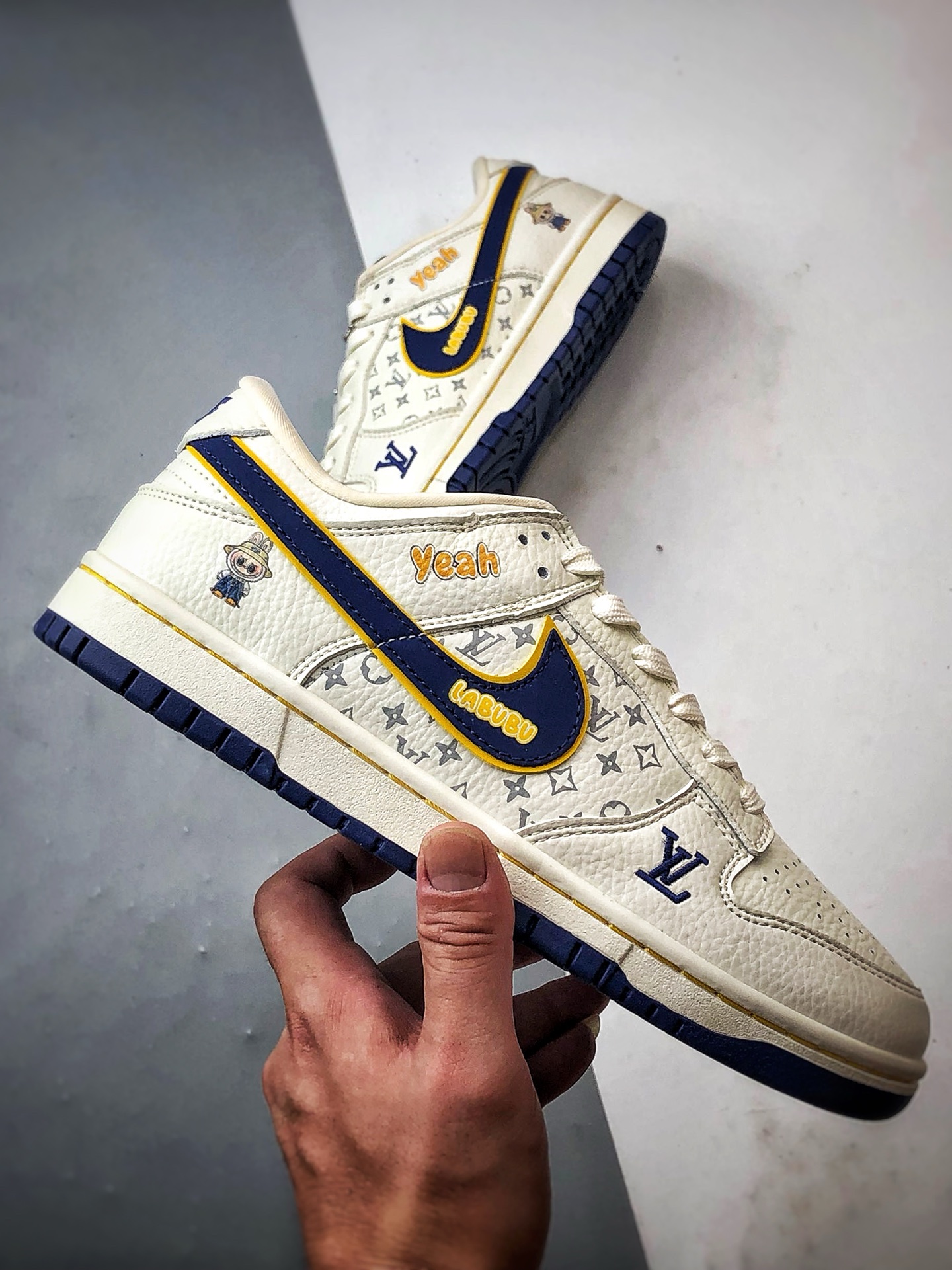 NK Dunk Low Retro ”DIY高端定制” LV拉布布白蓝黄 低帮休闲运动板鞋 SC0601-457-莆田鞋,莆田鞋货源,高仿鞋,高仿鞋货源,安福档口,莆田高仿鞋,莆田鞋批发,高仿鞋批发,莆田高仿运动鞋,高仿运动鞋,莆田运动鞋 NK Dunk Low Retro ”DIY高端定制” LV拉布布白蓝黄 低帮休闲运动板鞋 SC0601-457