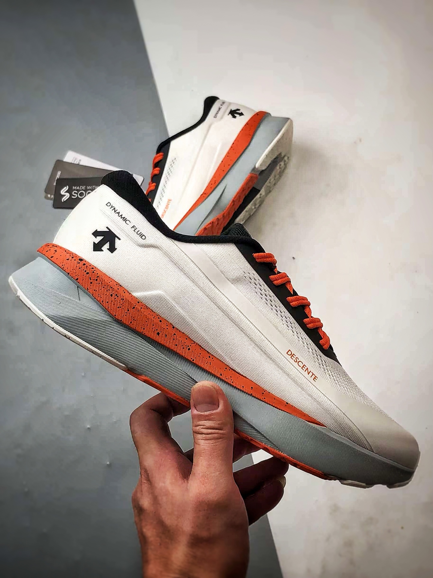 💰P270
Descente Running DFluid 2.0 白橙
流体轻量低帮运动跑步鞋 纯原大厂出品
原档案原鞋楦数据开发，流体力学设计，仿生学切割线条。D-FLUID缓震科技中底，稳定高弹。3D立体工程透气网纱鞋面，舒适不闷脚。BOA精密旋钮系带系统，一键调节松紧，兼顾包裹性与便携度。
Size：36 36.5 37 38 38.5 39 40 40.5 41 42 42.5 43 44 44.5 45
