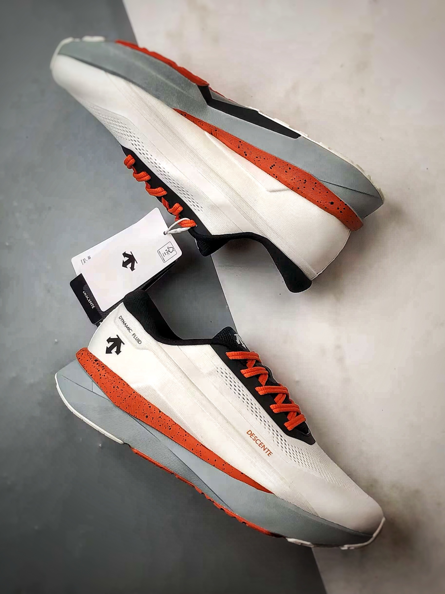 💰P270
Descente Running DFluid 2.0 白橙
流体轻量低帮运动跑步鞋 纯原大厂出品
原档案原鞋楦数据开发，流体力学设计，仿生学切割线条。D-FLUID缓震科技中底，稳定高弹。3D立体工程透气网纱鞋面，舒适不闷脚。BOA精密旋钮系带系统，一键调节松紧，兼顾包裹性与便携度。
Size：36 36.5 37 38 38.5 39 40 40.5 41 42 42.5 43 44 44.5 45
