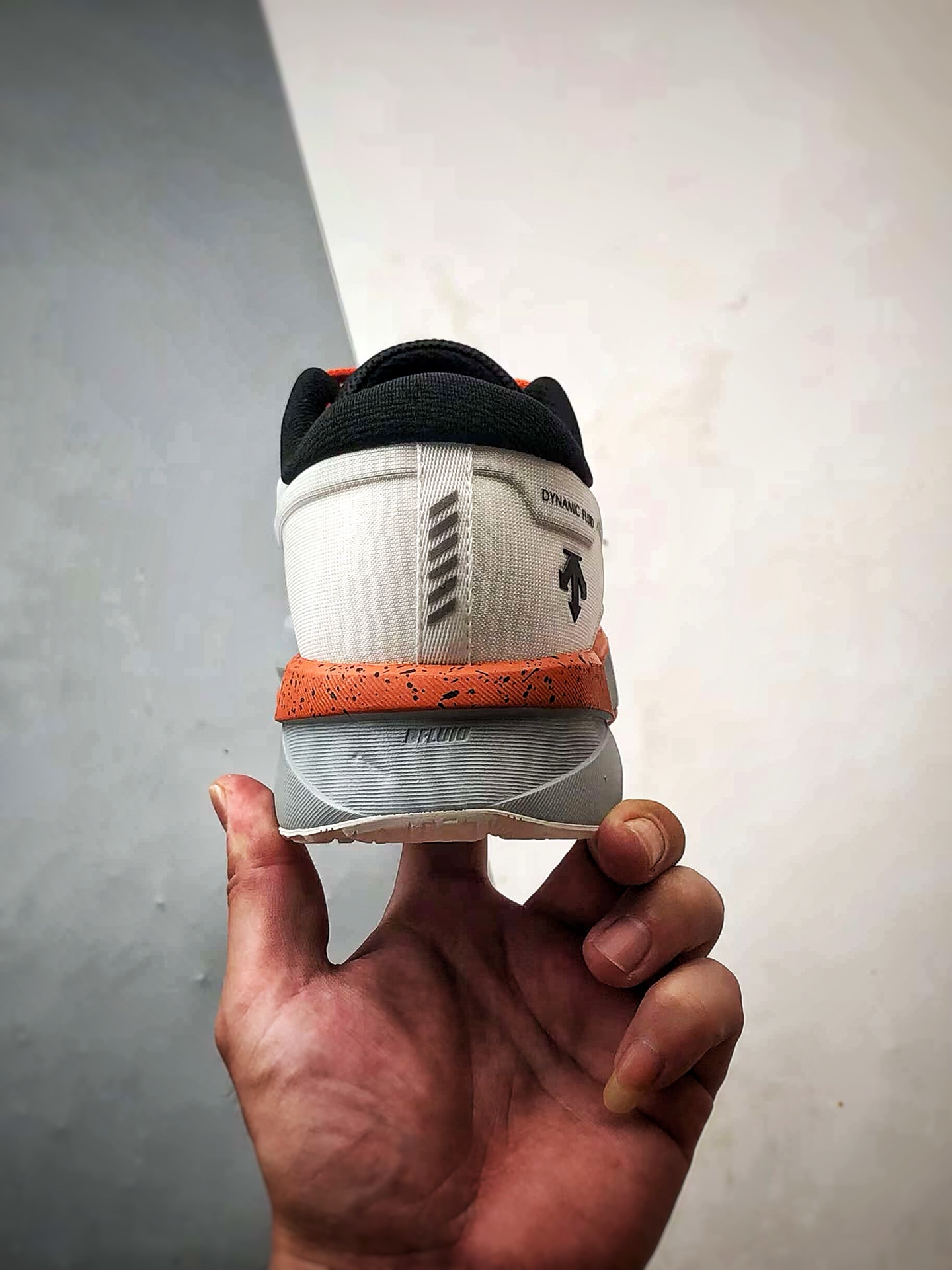 💰P270
Descente Running DFluid 2.0 白橙
流体轻量低帮运动跑步鞋 纯原大厂出品
原档案原鞋楦数据开发，流体力学设计，仿生学切割线条。D-FLUID缓震科技中底，稳定高弹。3D立体工程透气网纱鞋面，舒适不闷脚。BOA精密旋钮系带系统，一键调节松紧，兼顾包裹性与便携度。
Size：36 36.5 37 38 38.5 39 40 40.5 41 42 42.5 43 44 44.5 45
