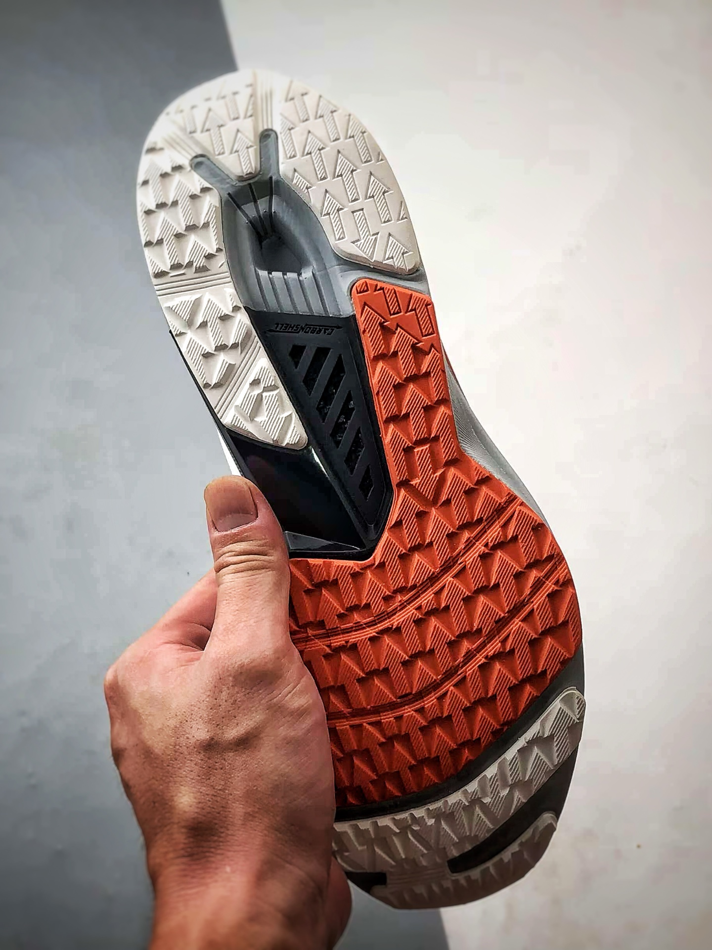 💰P270
Descente Running DFluid 2.0 白橙
流体轻量低帮运动跑步鞋 纯原大厂出品
原档案原鞋楦数据开发，流体力学设计，仿生学切割线条。D-FLUID缓震科技中底，稳定高弹。3D立体工程透气网纱鞋面，舒适不闷脚。BOA精密旋钮系带系统，一键调节松紧，兼顾包裹性与便携度。
Size：36 36.5 37 38 38.5 39 40 40.5 41 42 42.5 43 44 44.5 45
