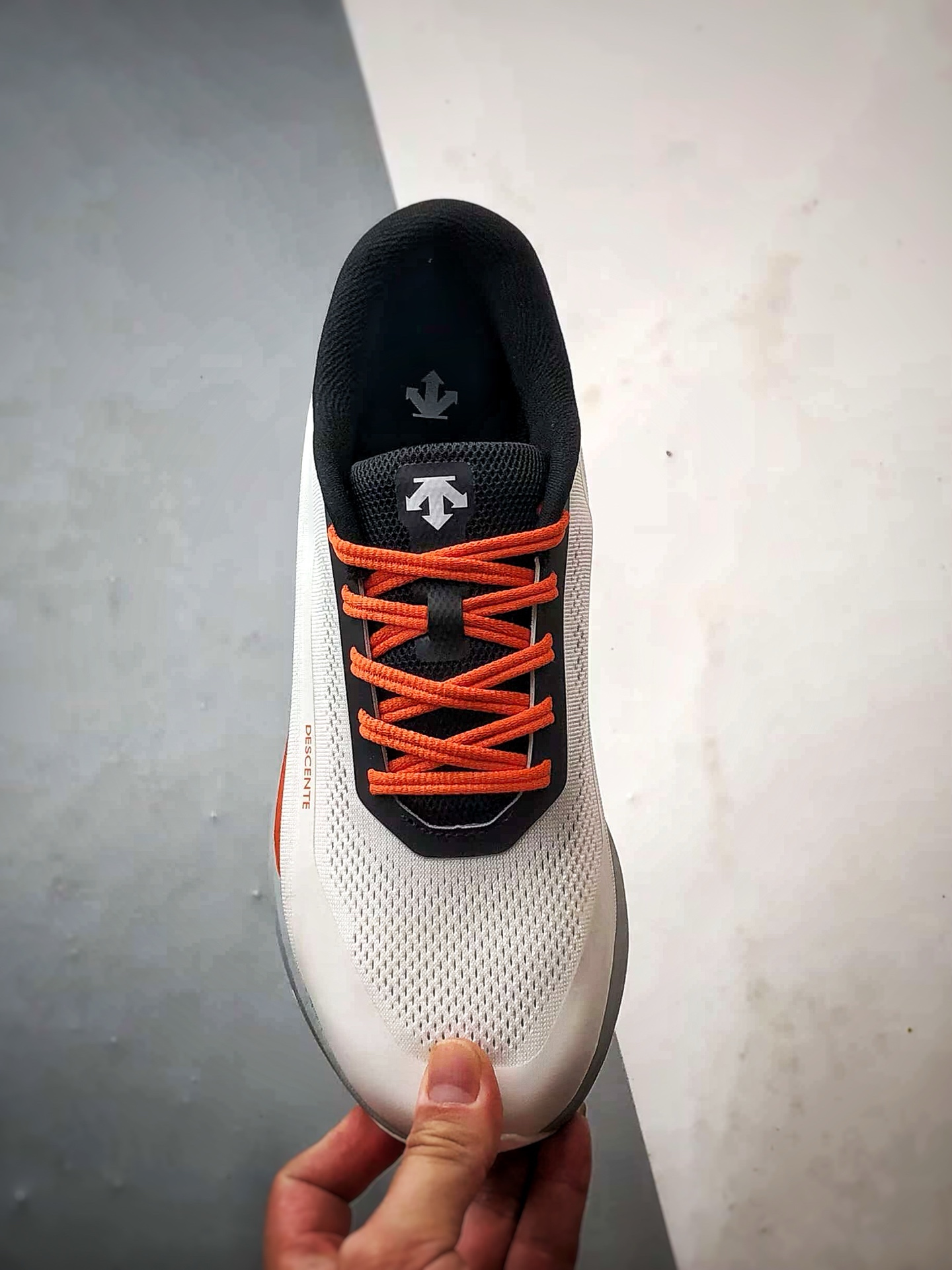 💰P270
Descente Running DFluid 2.0 白橙
流体轻量低帮运动跑步鞋 纯原大厂出品
原档案原鞋楦数据开发，流体力学设计，仿生学切割线条。D-FLUID缓震科技中底，稳定高弹。3D立体工程透气网纱鞋面，舒适不闷脚。BOA精密旋钮系带系统，一键调节松紧，兼顾包裹性与便携度。
Size：36 36.5 37 38 38.5 39 40 40.5 41 42 42.5 43 44 44.5 45
