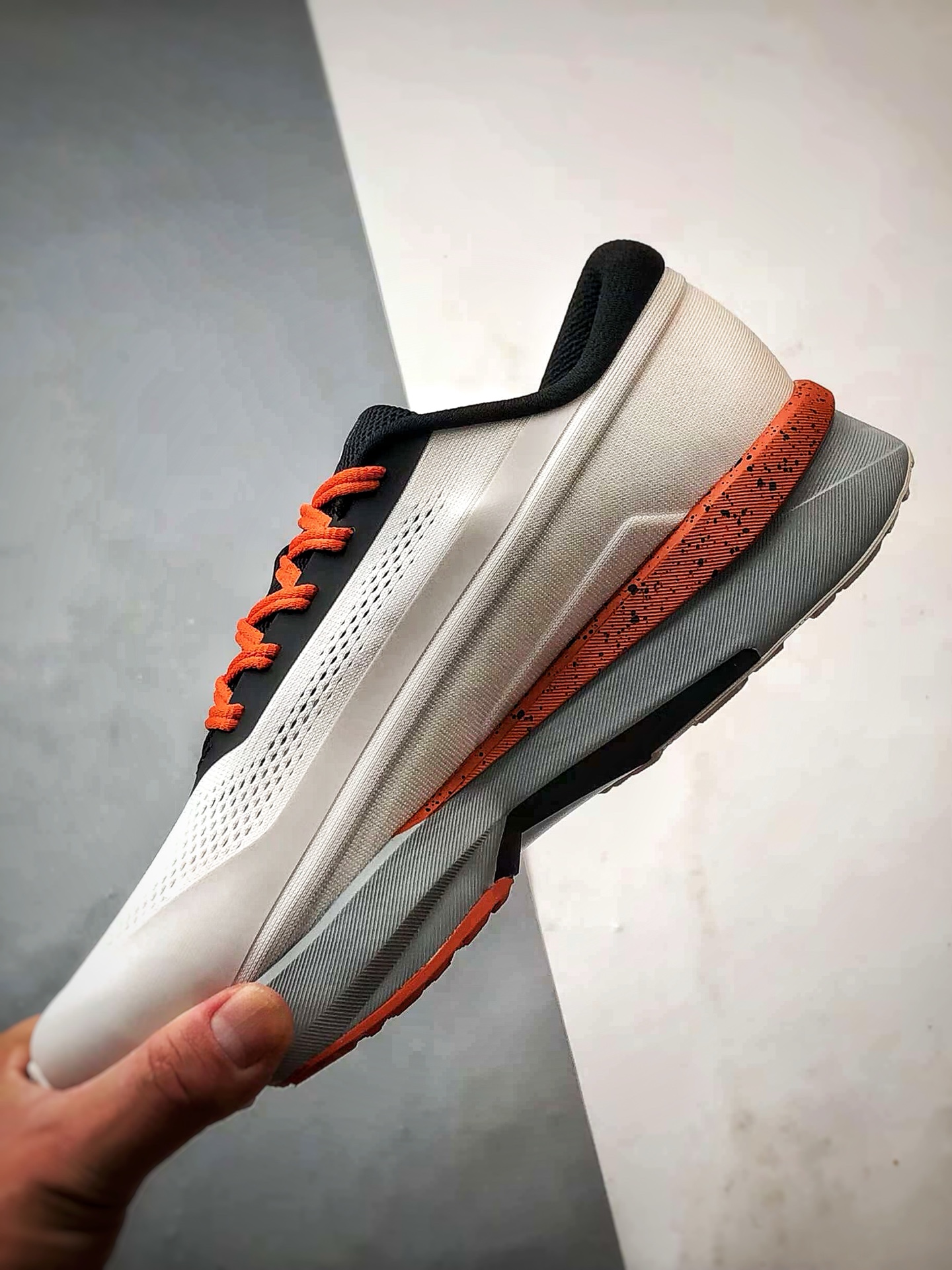 💰P270
Descente Running DFluid 2.0 白橙
流体轻量低帮运动跑步鞋 纯原大厂出品
原档案原鞋楦数据开发，流体力学设计，仿生学切割线条。D-FLUID缓震科技中底，稳定高弹。3D立体工程透气网纱鞋面，舒适不闷脚。BOA精密旋钮系带系统，一键调节松紧，兼顾包裹性与便携度。
Size：36 36.5 37 38 38.5 39 40 40.5 41 42 42.5 43 44 44.5 45
