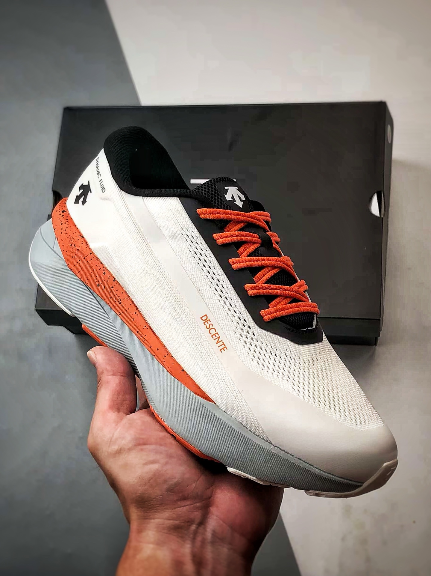 💰P270
Descente Running DFluid 2.0 白橙
流体轻量低帮运动跑步鞋 纯原大厂出品
原档案原鞋楦数据开发，流体力学设计，仿生学切割线条。D-FLUID缓震科技中底，稳定高弹。3D立体工程透气网纱鞋面，舒适不闷脚。BOA精密旋钮系带系统，一键调节松紧，兼顾包裹性与便携度。
Size：36 36.5 37 38 38.5 39 40 40.5 41 42 42.5 43 44 44.5 45
