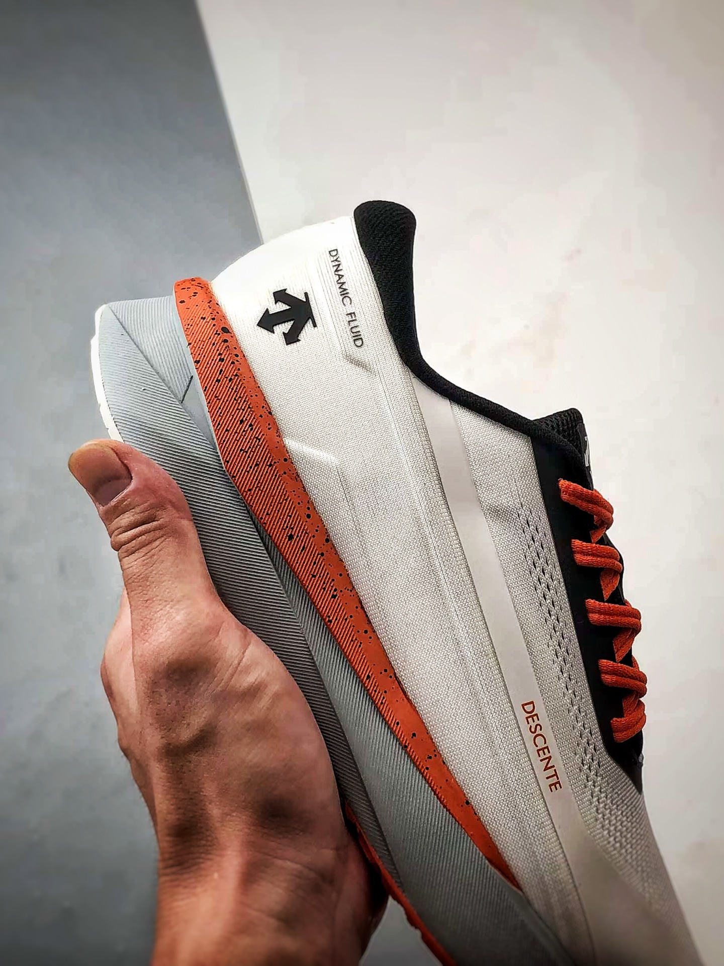 💰P270
Descente Running DFluid 2.0 白橙
流体轻量低帮运动跑步鞋 纯原大厂出品
原档案原鞋楦数据开发，流体力学设计，仿生学切割线条。D-FLUID缓震科技中底，稳定高弹。3D立体工程透气网纱鞋面，舒适不闷脚。BOA精密旋钮系带系统，一键调节松紧，兼顾包裹性与便携度。
Size：36 36.5 37 38 38.5 39 40 40.5 41 42 42.5 43 44 44.5 45
