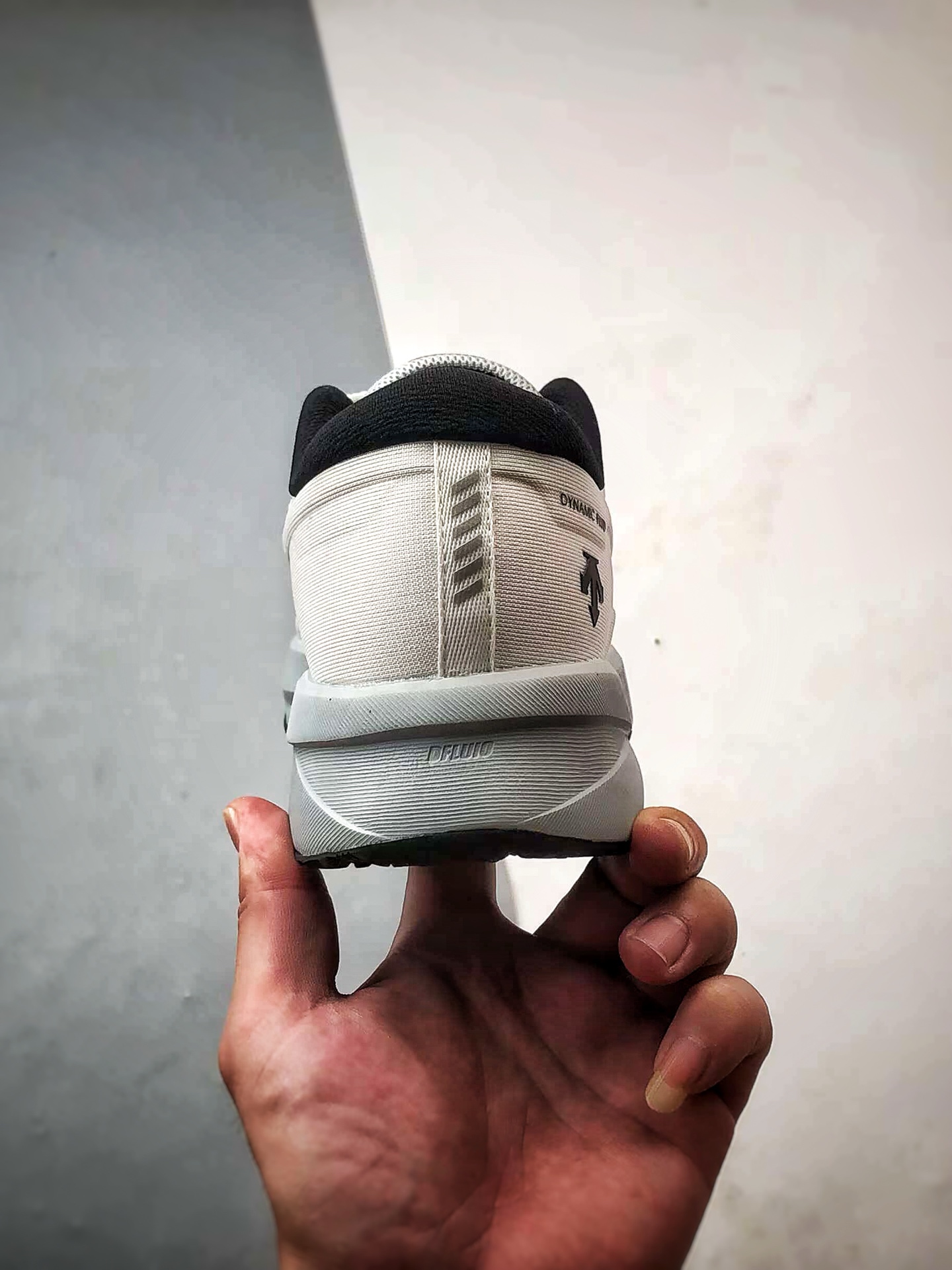 💰P270
Descente Running DFluid 2.0 灰白
流体轻量低帮运动跑步鞋 纯原大厂出品
原档案原鞋楦数据开发,流体力学设计,仿生学切割线条。D-FLUID缓震科技中底,稳定高弹。3D立体工程透气网纱鞋面,舒适不闷脚。BOA精密旋钮系带系统,一键调节松紧,兼顾包裹性与便携度。
Size:36 36.5 37 38 38.5 39 40 40.5 41 42 42.5 43 44 44.5 45