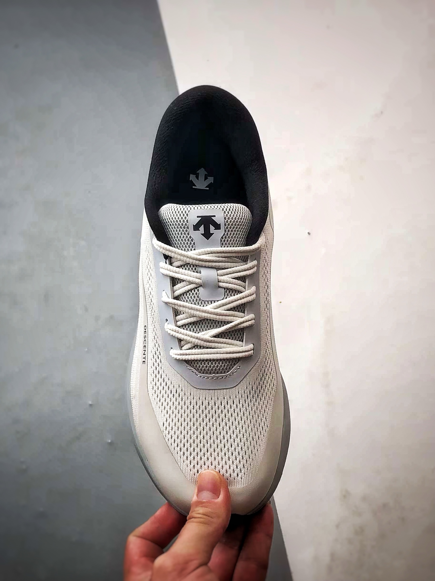💰P270
Descente Running DFluid 2.0 灰白
流体轻量低帮运动跑步鞋 纯原大厂出品
原档案原鞋楦数据开发,流体力学设计,仿生学切割线条。D-FLUID缓震科技中底,稳定高弹。3D立体工程透气网纱鞋面,舒适不闷脚。BOA精密旋钮系带系统,一键调节松紧,兼顾包裹性与便携度。
Size:36 36.5 37 38 38.5 39 40 40.5 41 42 42.5 43 44 44.5 45