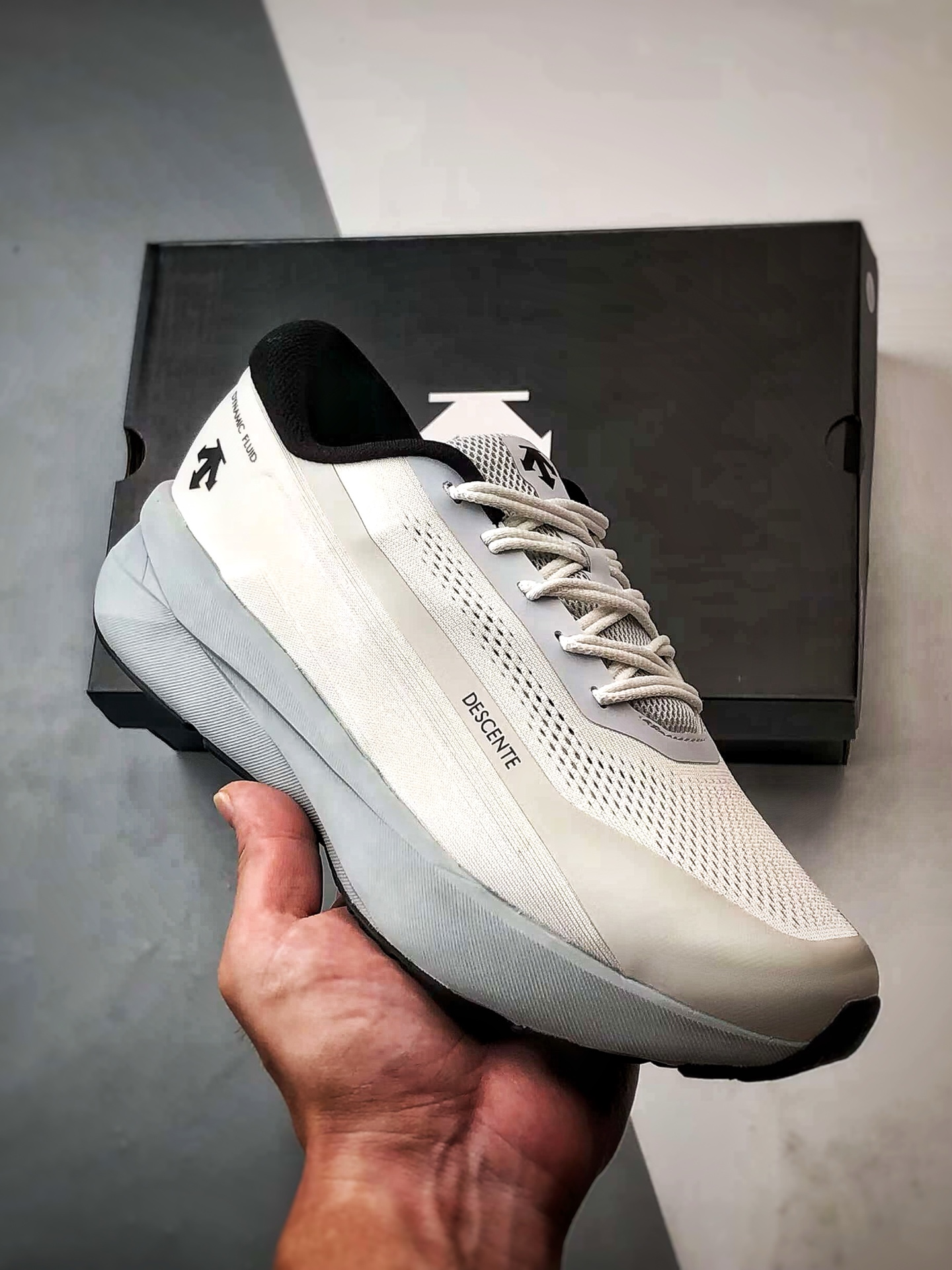 💰P270
Descente Running DFluid 2.0 灰白
流体轻量低帮运动跑步鞋 纯原大厂出品
原档案原鞋楦数据开发,流体力学设计,仿生学切割线条。D-FLUID缓震科技中底,稳定高弹。3D立体工程透气网纱鞋面,舒适不闷脚。BOA精密旋钮系带系统,一键调节松紧,兼顾包裹性与便携度。
Size:36 36.5 37 38 38.5 39 40 40.5 41 42 42.5 43 44 44.5 45