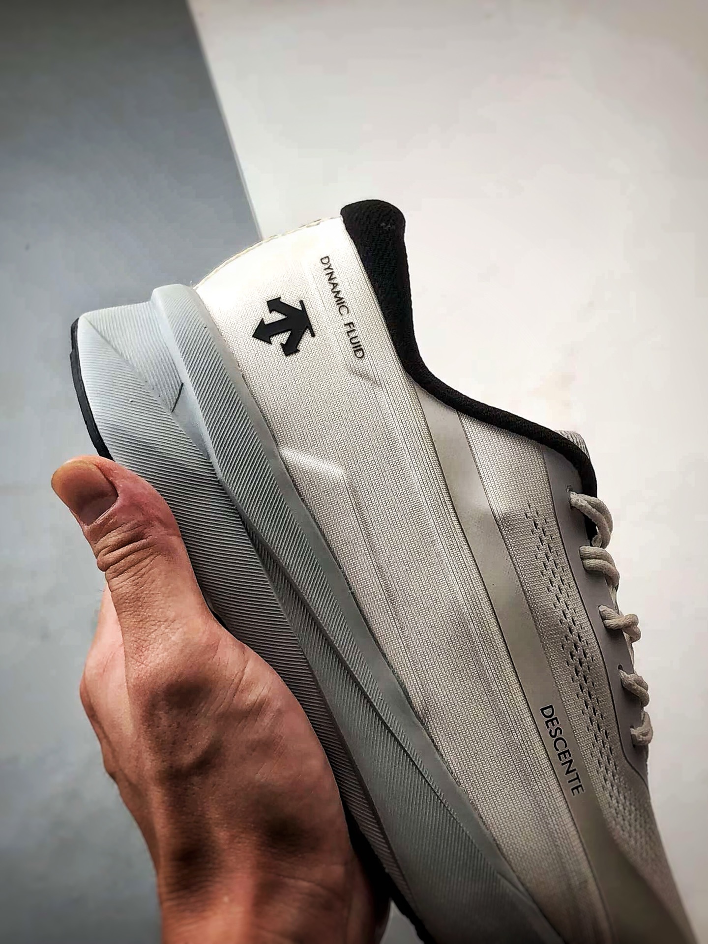 💰P270
Descente Running DFluid 2.0 灰白
流体轻量低帮运动跑步鞋 纯原大厂出品
原档案原鞋楦数据开发,流体力学设计,仿生学切割线条。D-FLUID缓震科技中底,稳定高弹。3D立体工程透气网纱鞋面,舒适不闷脚。BOA精密旋钮系带系统,一键调节松紧,兼顾包裹性与便携度。
Size:36 36.5 37 38 38.5 39 40 40.5 41 42 42.5 43 44 44.5 45