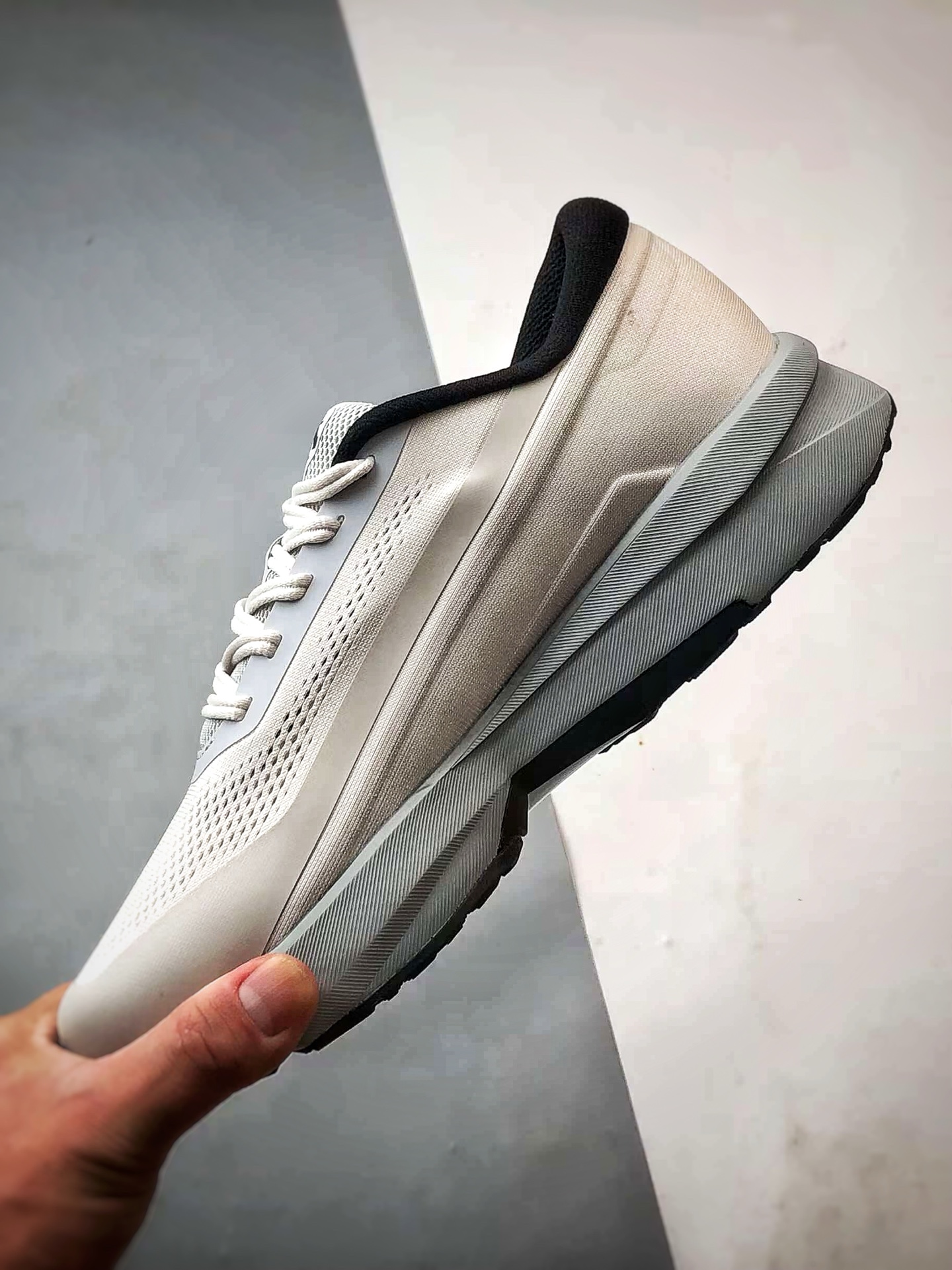 💰P270
Descente Running DFluid 2.0 灰白
流体轻量低帮运动跑步鞋 纯原大厂出品
原档案原鞋楦数据开发,流体力学设计,仿生学切割线条。D-FLUID缓震科技中底,稳定高弹。3D立体工程透气网纱鞋面,舒适不闷脚。BOA精密旋钮系带系统,一键调节松紧,兼顾包裹性与便携度。
Size:36 36.5 37 38 38.5 39 40 40.5 41 42 42.5 43 44 44.5 45