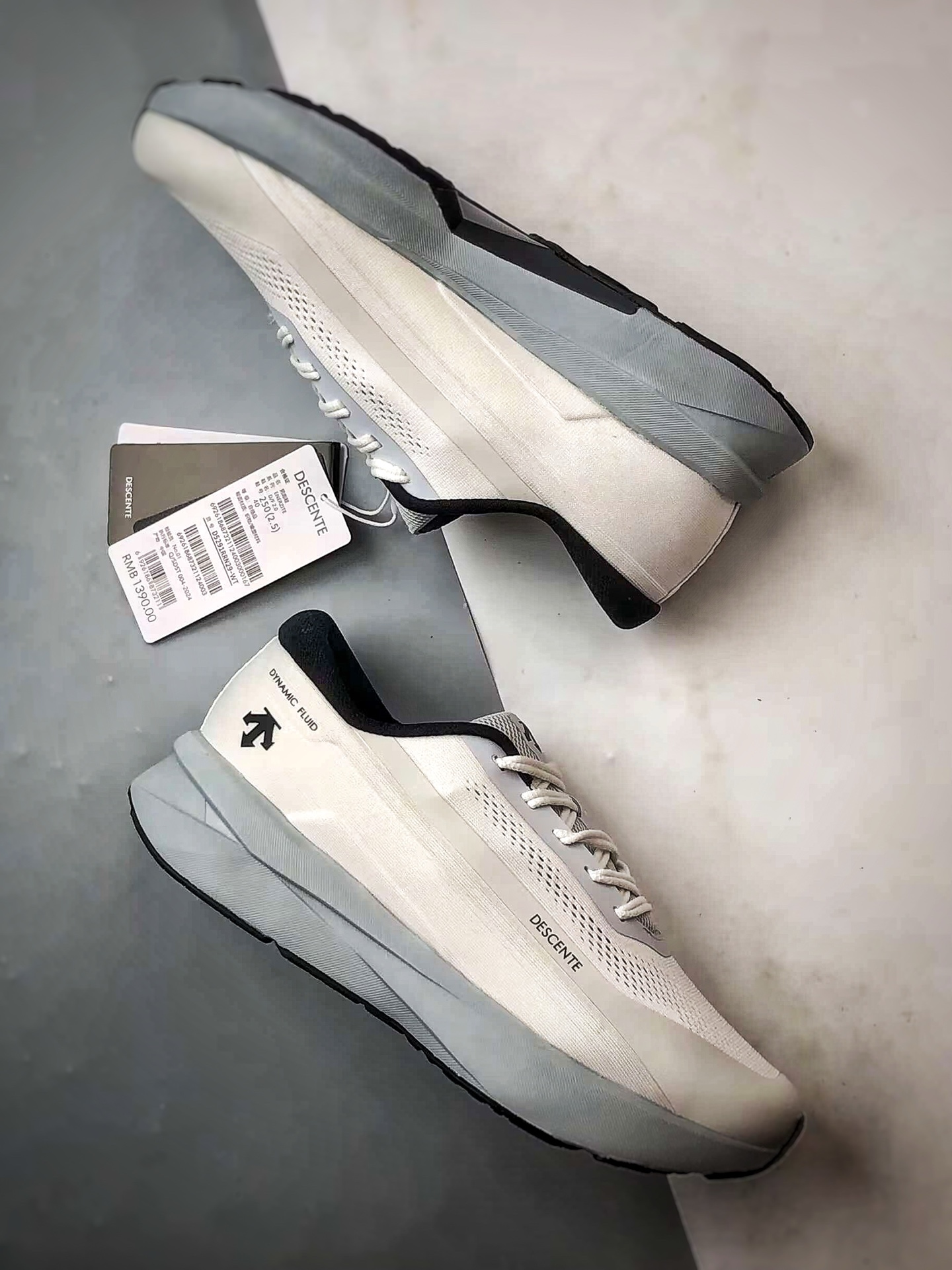 💰P270
Descente Running DFluid 2.0 灰白
流体轻量低帮运动跑步鞋 纯原大厂出品
原档案原鞋楦数据开发,流体力学设计,仿生学切割线条。D-FLUID缓震科技中底,稳定高弹。3D立体工程透气网纱鞋面,舒适不闷脚。BOA精密旋钮系带系统,一键调节松紧,兼顾包裹性与便携度。
Size:36 36.5 37 38 38.5 39 40 40.5 41 42 42.5 43 44 44.5 45