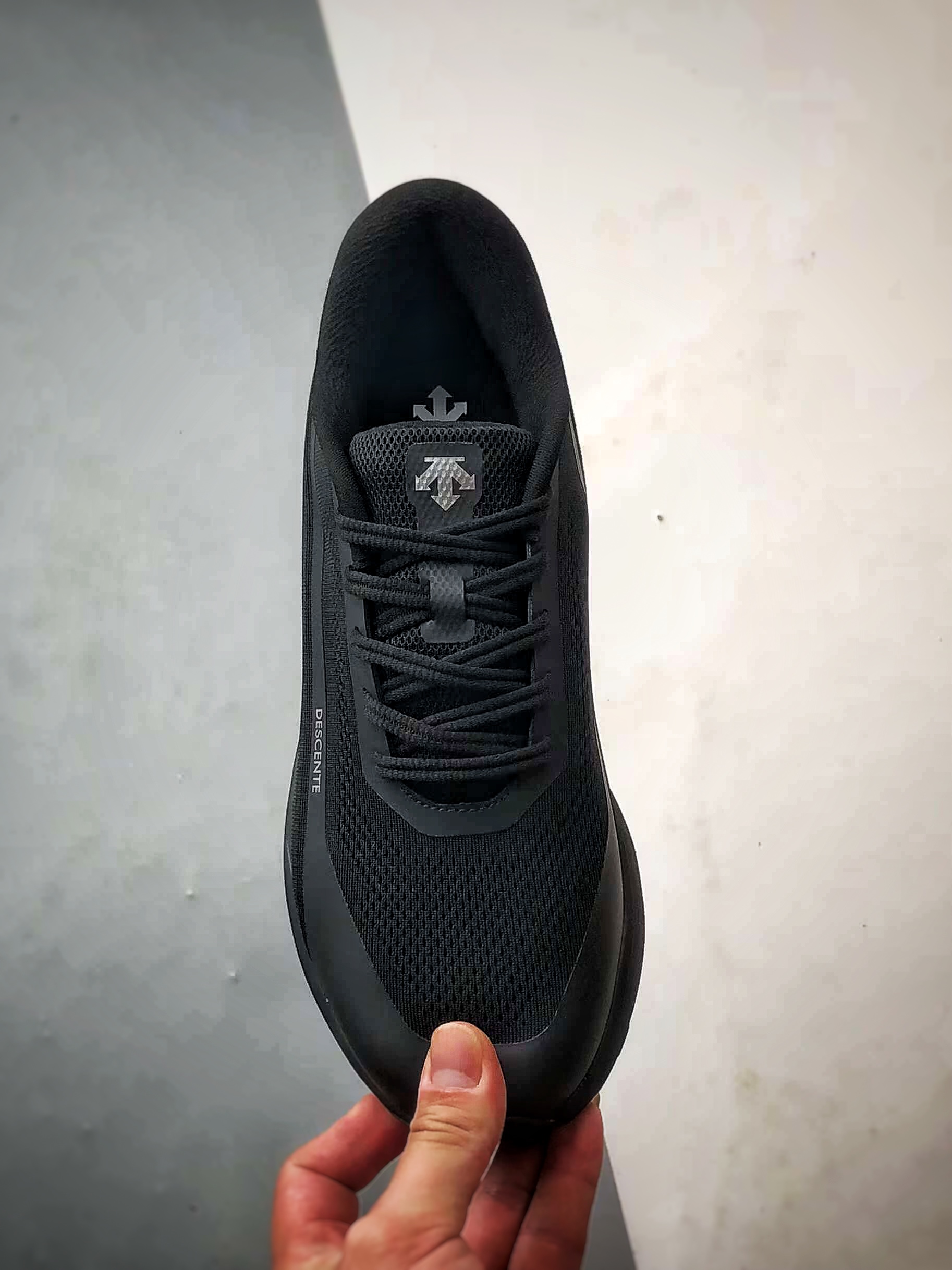 💰P270
Descente Running DFluid 2.0 黑银
流体轻量低帮运动跑步鞋 纯原大厂出品
原档案原鞋楦数据开发,流体力学设计,仿生学切割线条。D-FLUID缓震科技中底,稳定高弹。3D立体工程透气网纱鞋面,舒适不闷脚。BOA精密旋钮系带系统,一键调节松紧,兼顾包裹性与便携度。
Size:36 36.5 37 38 38.5 39 40 40.5 41 42 42.5 43 44 44.5 45