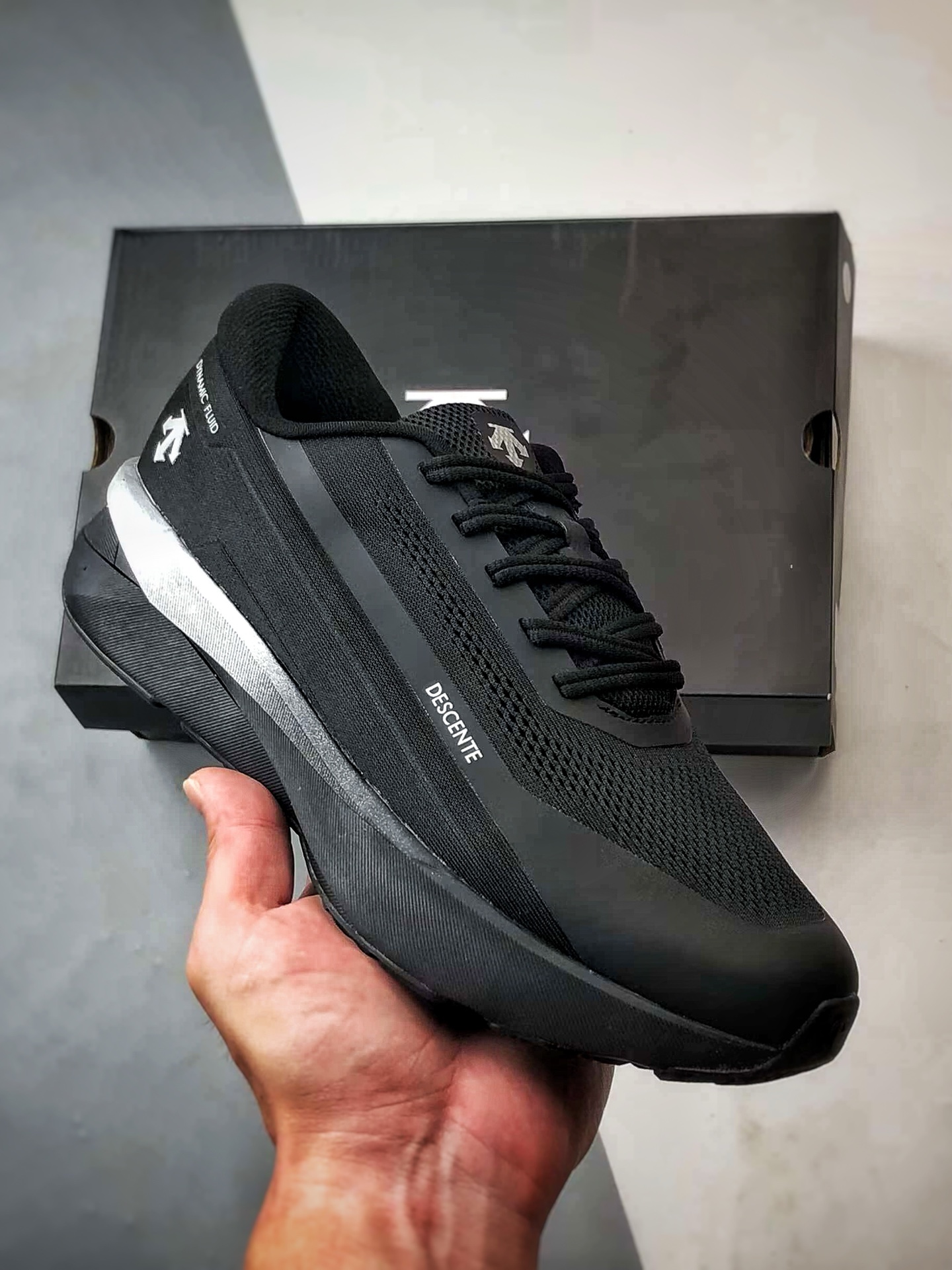 💰P270
Descente Running DFluid 2.0 黑银
流体轻量低帮运动跑步鞋 纯原大厂出品
原档案原鞋楦数据开发,流体力学设计,仿生学切割线条。D-FLUID缓震科技中底,稳定高弹。3D立体工程透气网纱鞋面,舒适不闷脚。BOA精密旋钮系带系统,一键调节松紧,兼顾包裹性与便携度。
Size:36 36.5 37 38 38.5 39 40 40.5 41 42 42.5 43 44 44.5 45