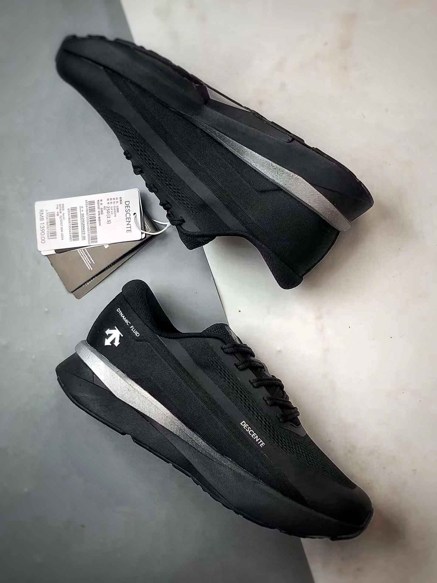 💰P270
Descente Running DFluid 2.0 黑银
流体轻量低帮运动跑步鞋 纯原大厂出品
原档案原鞋楦数据开发,流体力学设计,仿生学切割线条。D-FLUID缓震科技中底,稳定高弹。3D立体工程透气网纱鞋面,舒适不闷脚。BOA精密旋钮系带系统,一键调节松紧,兼顾包裹性与便携度。
Size:36 36.5 37 38 38.5 39 40 40.5 41 42 42.5 43 44 44.5 45