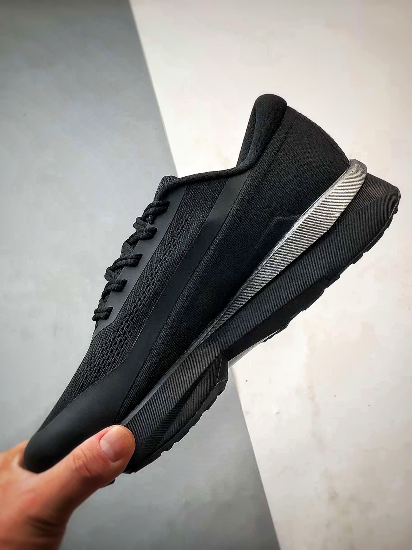 💰P270
Descente Running DFluid 2.0 黑银
流体轻量低帮运动跑步鞋 纯原大厂出品
原档案原鞋楦数据开发,流体力学设计,仿生学切割线条。D-FLUID缓震科技中底,稳定高弹。3D立体工程透气网纱鞋面,舒适不闷脚。BOA精密旋钮系带系统,一键调节松紧,兼顾包裹性与便携度。
Size:36 36.5 37 38 38.5 39 40 40.5 41 42 42.5 43 44 44.5 45