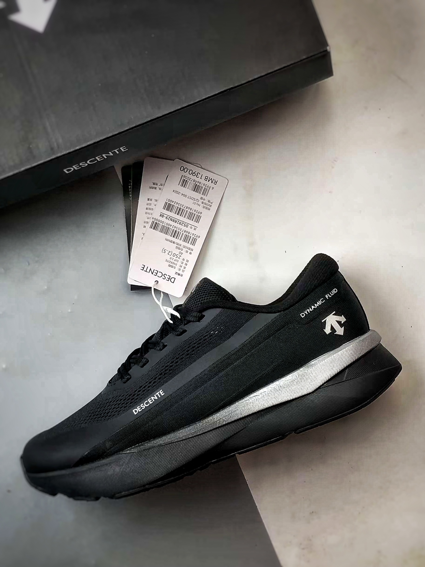 💰P270
Descente Running DFluid 2.0 黑银
流体轻量低帮运动跑步鞋 纯原大厂出品
原档案原鞋楦数据开发,流体力学设计,仿生学切割线条。D-FLUID缓震科技中底,稳定高弹。3D立体工程透气网纱鞋面,舒适不闷脚。BOA精密旋钮系带系统,一键调节松紧,兼顾包裹性与便携度。
Size:36 36.5 37 38 38.5 39 40 40.5 41 42 42.5 43 44 44.5 45