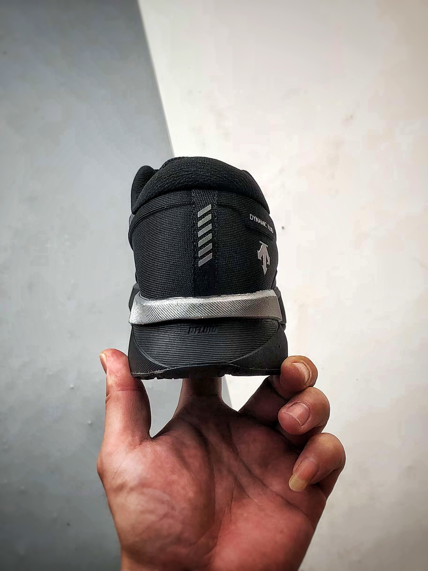 💰P270
Descente Running DFluid 2.0 黑银
流体轻量低帮运动跑步鞋 纯原大厂出品
原档案原鞋楦数据开发,流体力学设计,仿生学切割线条。D-FLUID缓震科技中底,稳定高弹。3D立体工程透气网纱鞋面,舒适不闷脚。BOA精密旋钮系带系统,一键调节松紧,兼顾包裹性与便携度。
Size:36 36.5 37 38 38.5 39 40 40.5 41 42 42.5 43 44 44.5 45