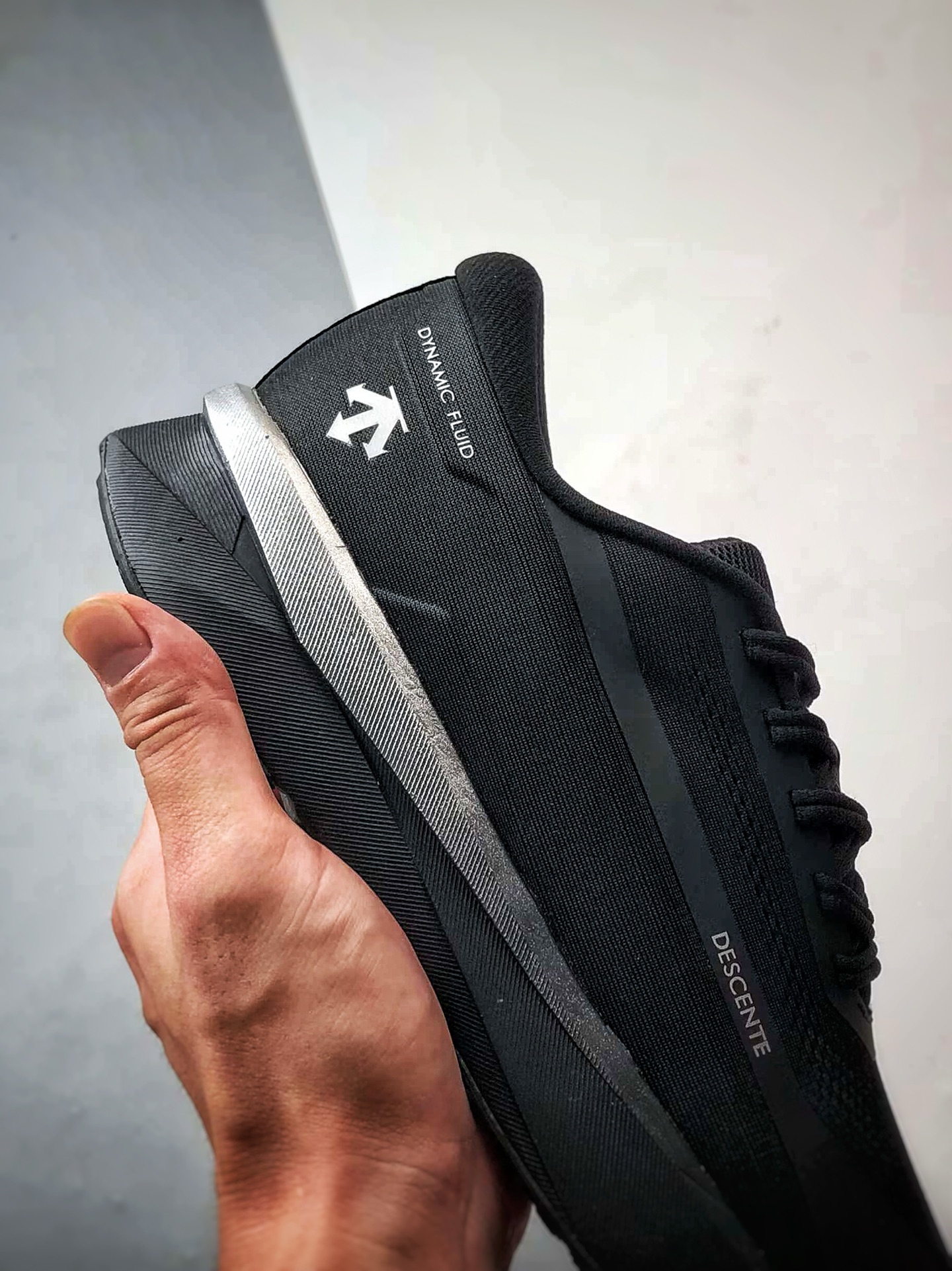 💰P270
Descente Running DFluid 2.0 黑银
流体轻量低帮运动跑步鞋 纯原大厂出品
原档案原鞋楦数据开发,流体力学设计,仿生学切割线条。D-FLUID缓震科技中底,稳定高弹。3D立体工程透气网纱鞋面,舒适不闷脚。BOA精密旋钮系带系统,一键调节松紧,兼顾包裹性与便携度。
Size:36 36.5 37 38 38.5 39 40 40.5 41 42 42.5 43 44 44.5 45