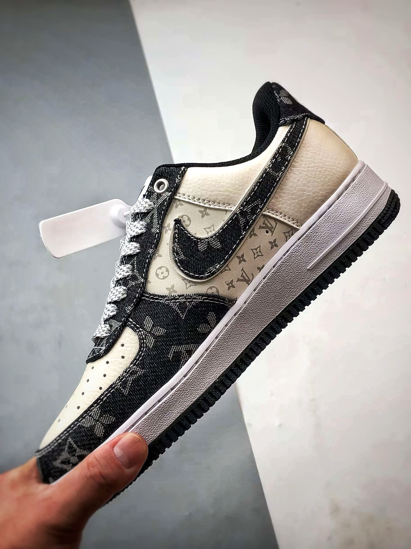 💰P220
Air Force 1 Low "By You" LV米白黑印花牛仔
原楦头原纸板 打造纯正空军版型
#专注外贸渠道 全掌内置蜂窝气垫 #原盒配件 原厂中底钢印、拉帮完美 官方同步上架
货号:3694N205
Size:36 36.5 37.5 38 38.5 39 40 40.5 41 42 42.5 43 44 44.5 45