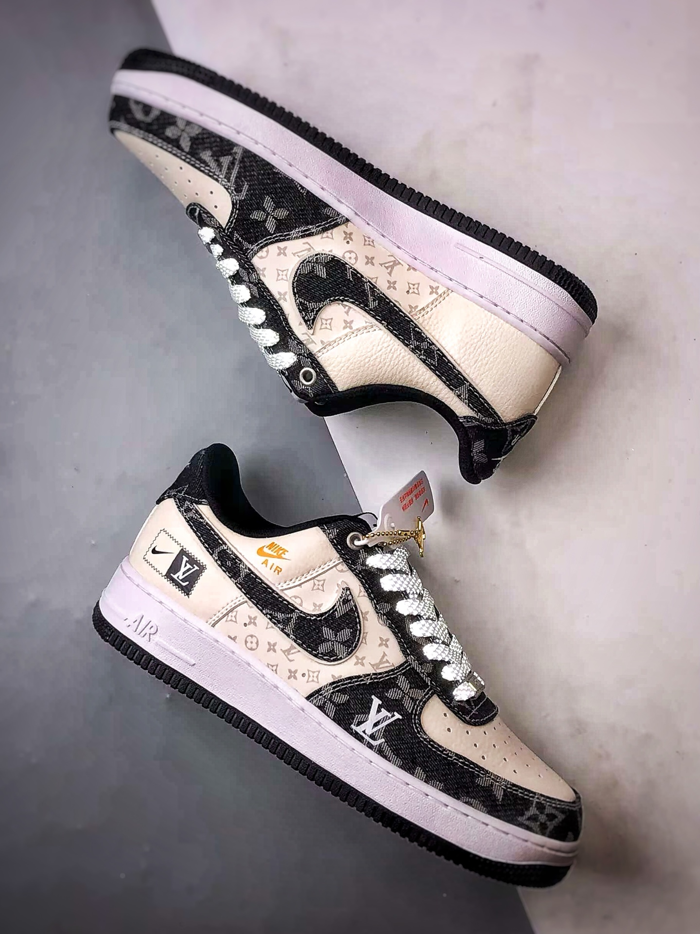 💰P220
Air Force 1 Low "By You" LV米白黑印花牛仔
原楦头原纸板 打造纯正空军版型
#专注外贸渠道 全掌内置蜂窝气垫 #原盒配件 原厂中底钢印、拉帮完美 官方同步上架
货号:3694N205
Size:36 36.5 37.5 38 38.5 39 40 40.5 41 42 42.5 43 44 44.5 45