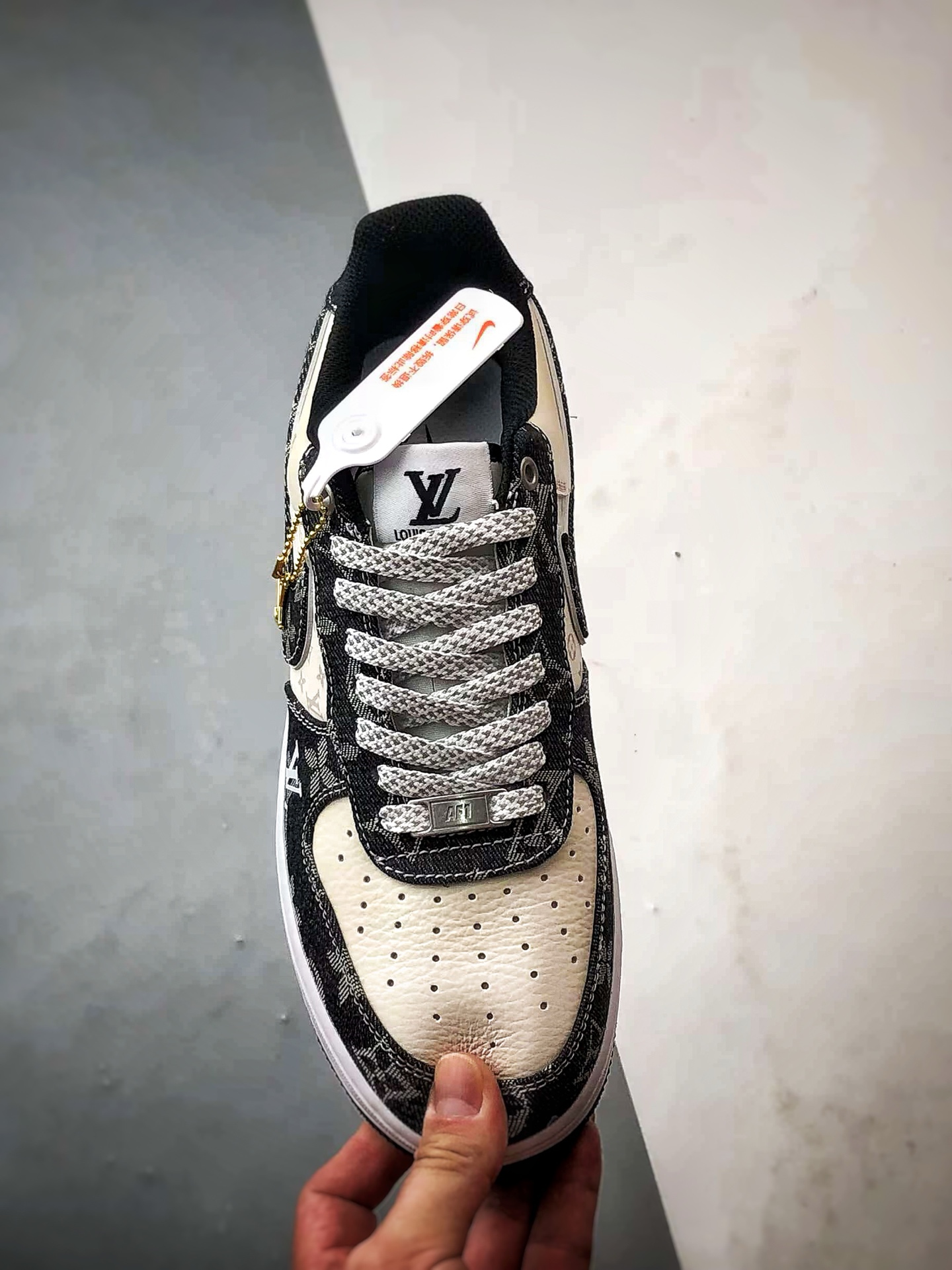 💰P220
Air Force 1 Low "By You" LV米白黑印花牛仔
原楦头原纸板 打造纯正空军版型
#专注外贸渠道 全掌内置蜂窝气垫 #原盒配件 原厂中底钢印、拉帮完美 官方同步上架
货号:3694N205
Size:36 36.5 37.5 38 38.5 39 40 40.5 41 42 42.5 43 44 44.5 45