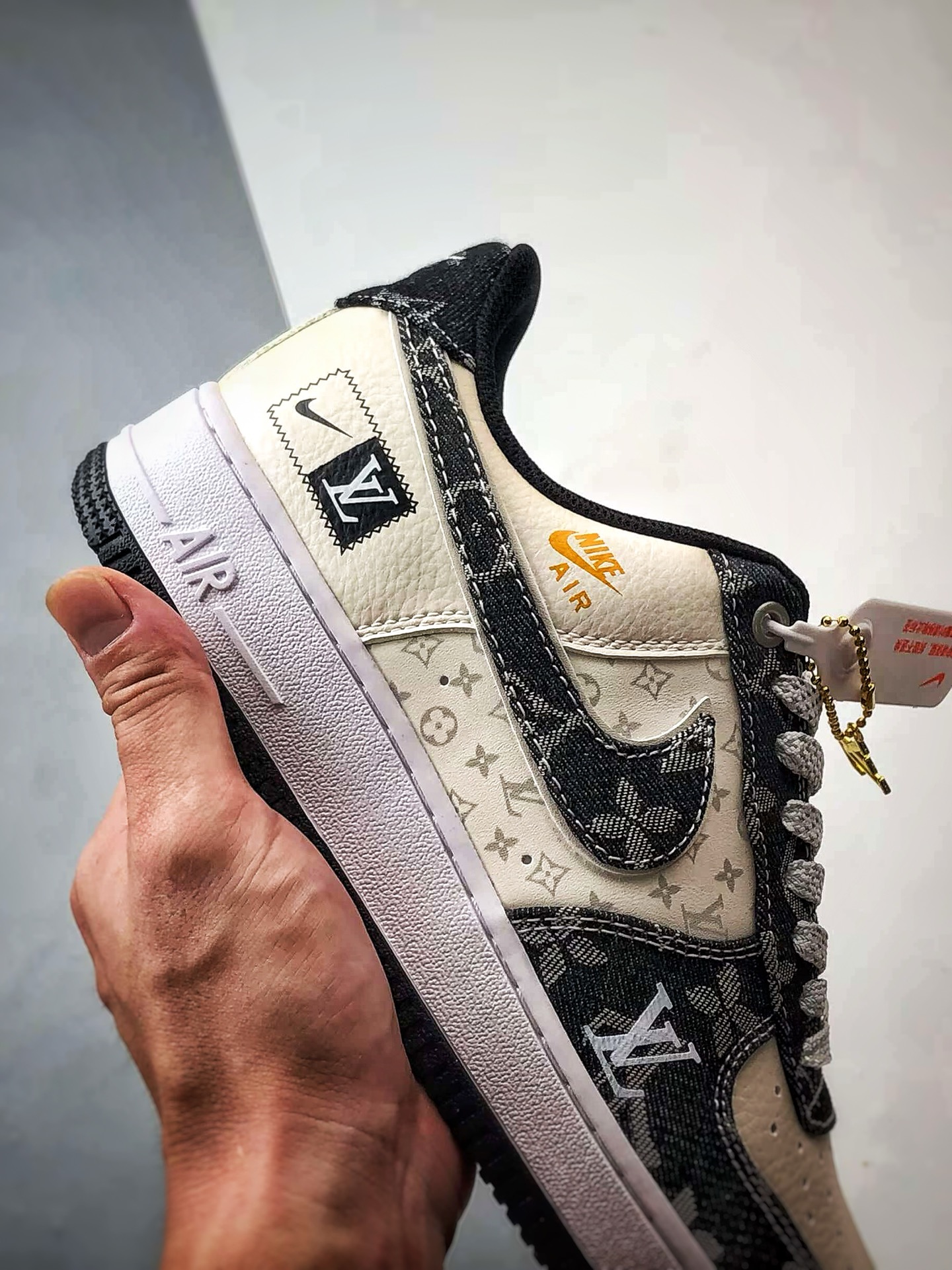 💰P220
Air Force 1 Low "By You" LV米白黑印花牛仔
原楦头原纸板 打造纯正空军版型
#专注外贸渠道 全掌内置蜂窝气垫 #原盒配件 原厂中底钢印、拉帮完美 官方同步上架
货号:3694N205
Size:36 36.5 37.5 38 38.5 39 40 40.5 41 42 42.5 43 44 44.5 45