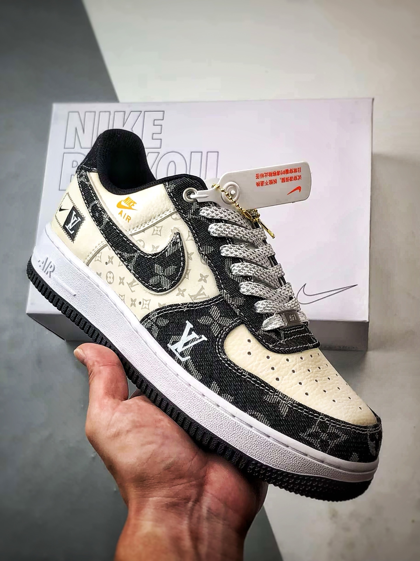 💰P220
Air Force 1 Low "By You" LV米白黑印花牛仔
原楦头原纸板 打造纯正空军版型
#专注外贸渠道 全掌内置蜂窝气垫 #原盒配件 原厂中底钢印、拉帮完美 官方同步上架
货号:3694N205
Size:36 36.5 37.5 38 38.5 39 40 40.5 41 42 42.5 43 44 44.5 45
