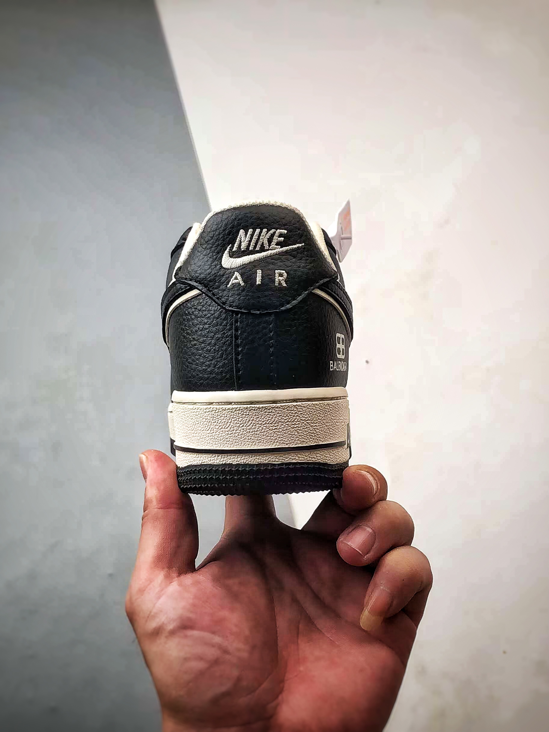 💰P260
Blcg x Air Force 1 Low 条纹米白黑
原楦头原纸板 打造纯正空军版型
#专注外贸渠道 全掌内置蜂窝气垫 #原盒配件 原厂中底钢印、拉帮完美 官方同步上架
货号:HJ3318-004
Size:36 36.5 37.5 38 38.5 39 40 40.5 41 42 42.5 43 44 44.5 45