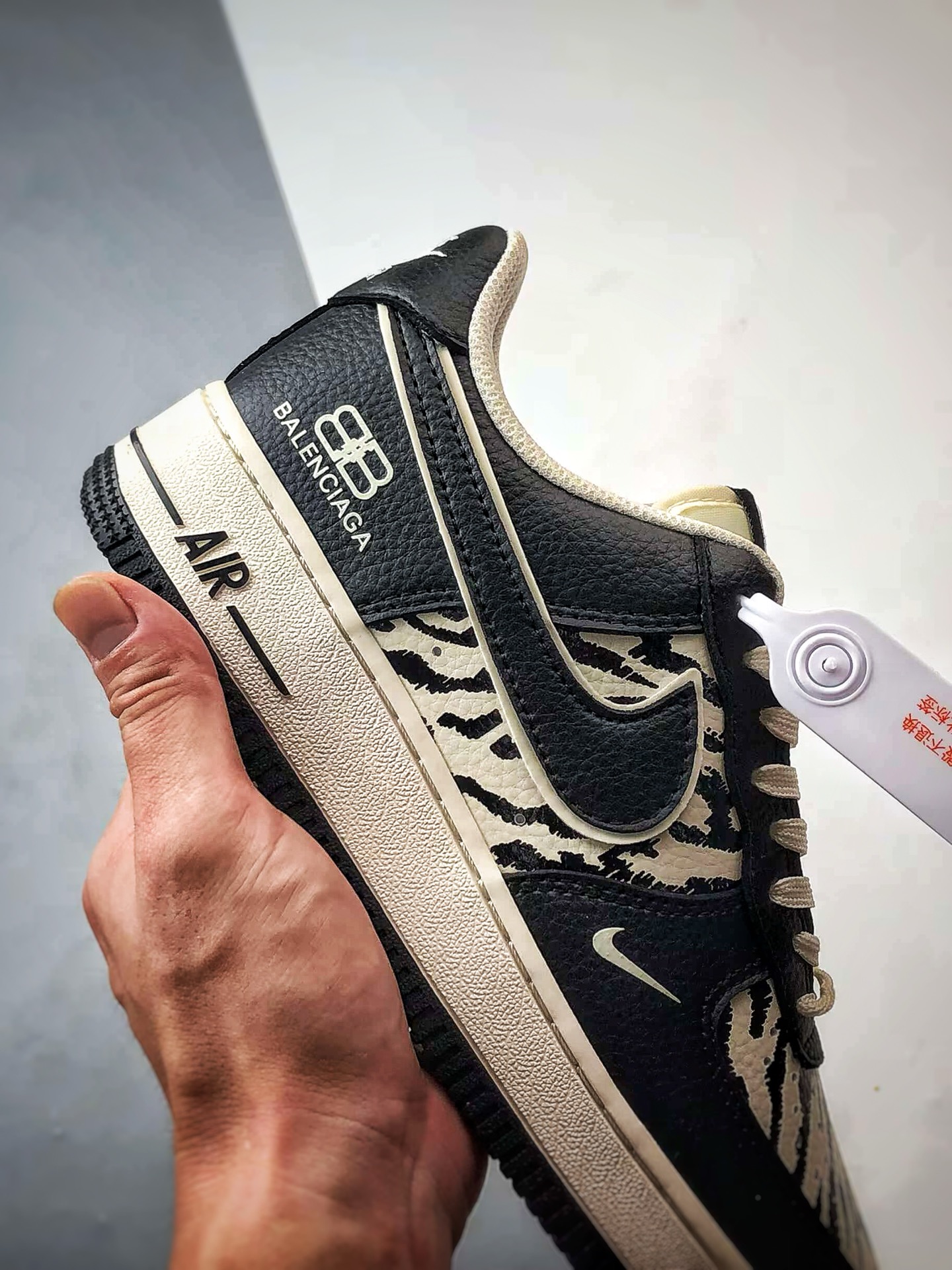 💰P260
Blcg x Air Force 1 Low 条纹米白黑
原楦头原纸板 打造纯正空军版型
#专注外贸渠道 全掌内置蜂窝气垫 #原盒配件 原厂中底钢印、拉帮完美 官方同步上架
货号:HJ3318-004
Size:36 36.5 37.5 38 38.5 39 40 40.5 41 42 42.5 43 44 44.5 45