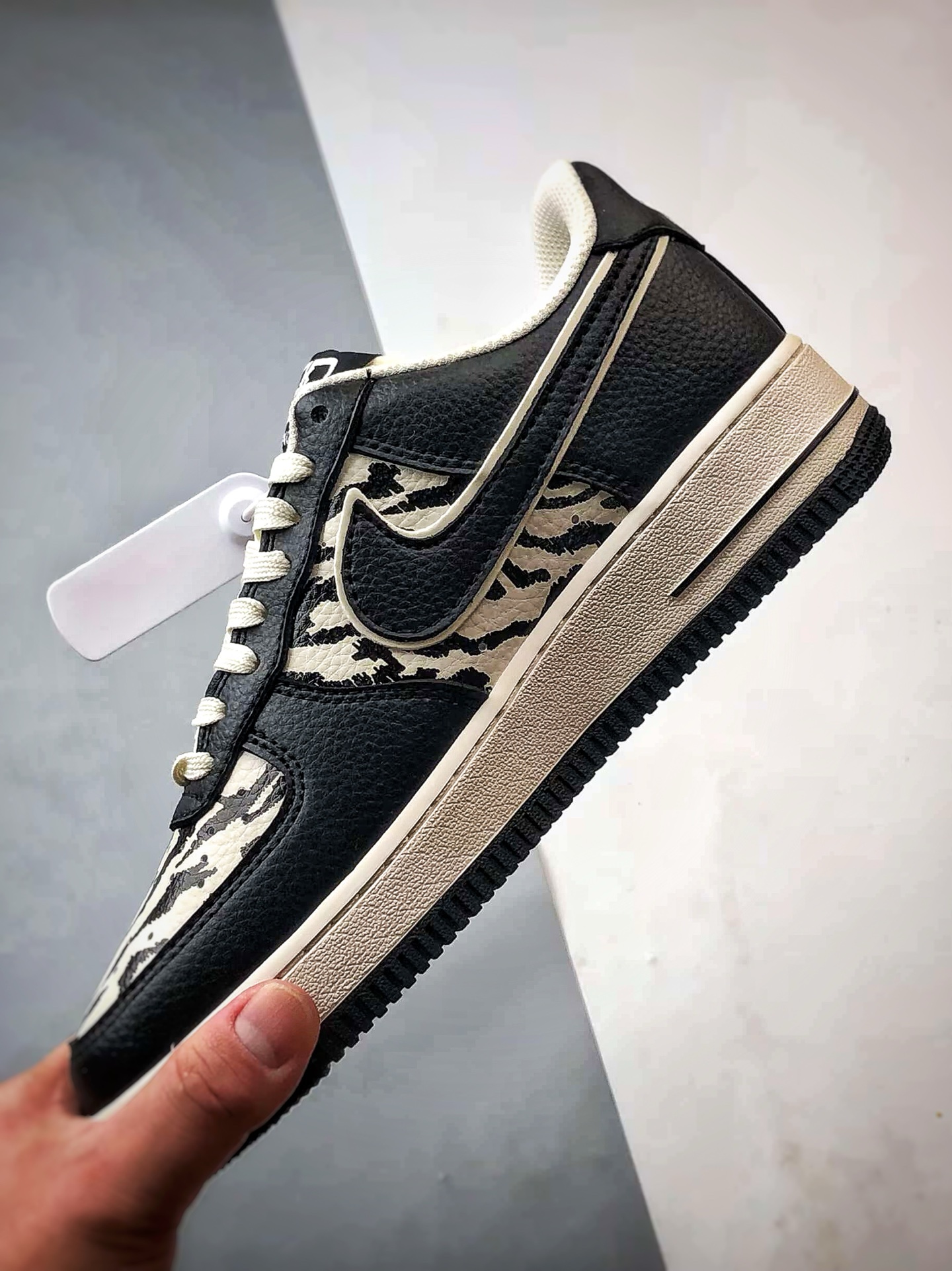 💰P260
Blcg x Air Force 1 Low 条纹米白黑
原楦头原纸板 打造纯正空军版型
#专注外贸渠道 全掌内置蜂窝气垫 #原盒配件 原厂中底钢印、拉帮完美 官方同步上架
货号:HJ3318-004
Size:36 36.5 37.5 38 38.5 39 40 40.5 41 42 42.5 43 44 44.5 45