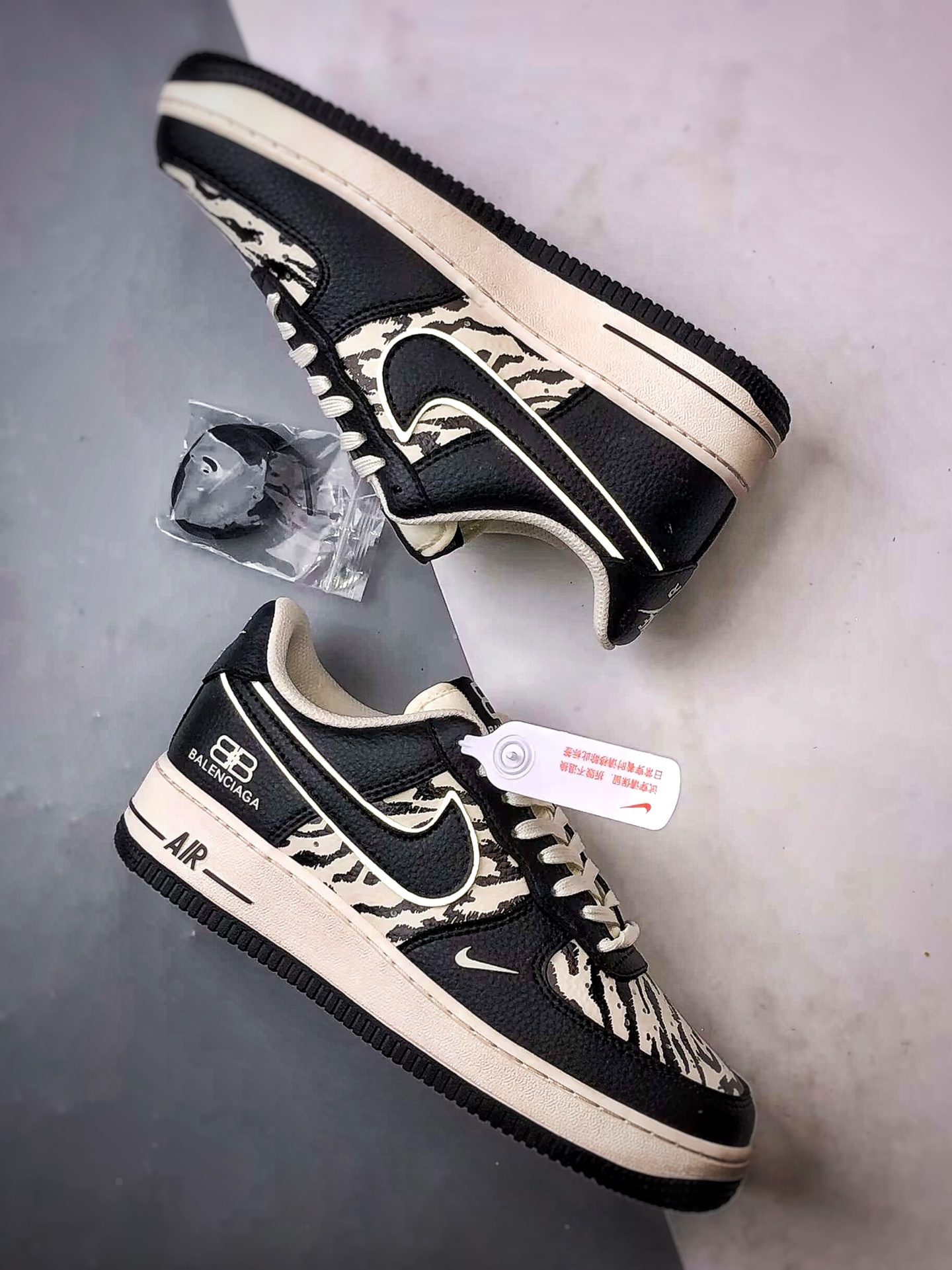💰P260
Blcg x Air Force 1 Low 条纹米白黑
原楦头原纸板 打造纯正空军版型
#专注外贸渠道 全掌内置蜂窝气垫 #原盒配件 原厂中底钢印、拉帮完美 官方同步上架
货号:HJ3318-004
Size:36 36.5 37.5 38 38.5 39 40 40.5 41 42 42.5 43 44 44.5 45