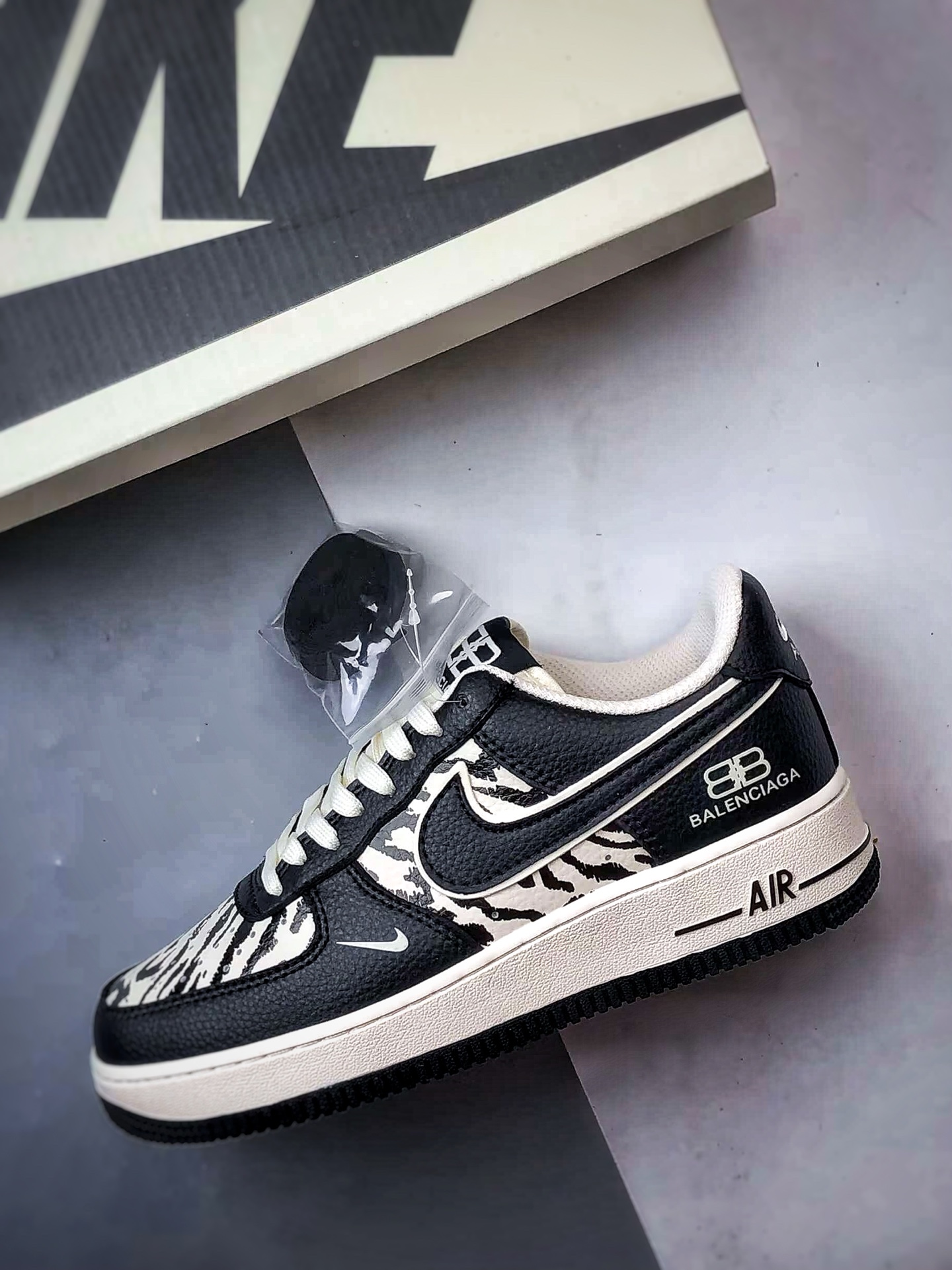 💰P260
Blcg x Air Force 1 Low 条纹米白黑
原楦头原纸板 打造纯正空军版型
#专注外贸渠道 全掌内置蜂窝气垫 #原盒配件 原厂中底钢印、拉帮完美 官方同步上架
货号:HJ3318-004
Size:36 36.5 37.5 38 38.5 39 40 40.5 41 42 42.5 43 44 44.5 45