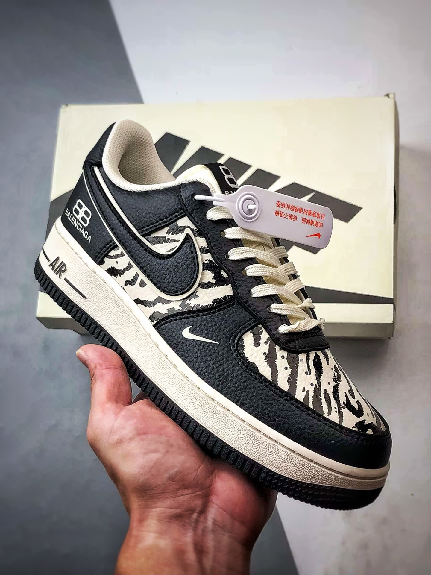 💰P260
Blcg x Air Force 1 Low 条纹米白黑
原楦头原纸板 打造纯正空军版型
#专注外贸渠道 全掌内置蜂窝气垫 #原盒配件 原厂中底钢印、拉帮完美 官方同步上架
货号:HJ3318-004
Size:36 36.5 37.5 38 38.5 39 40 40.5 41 42 42.5 43 44 44.5 45