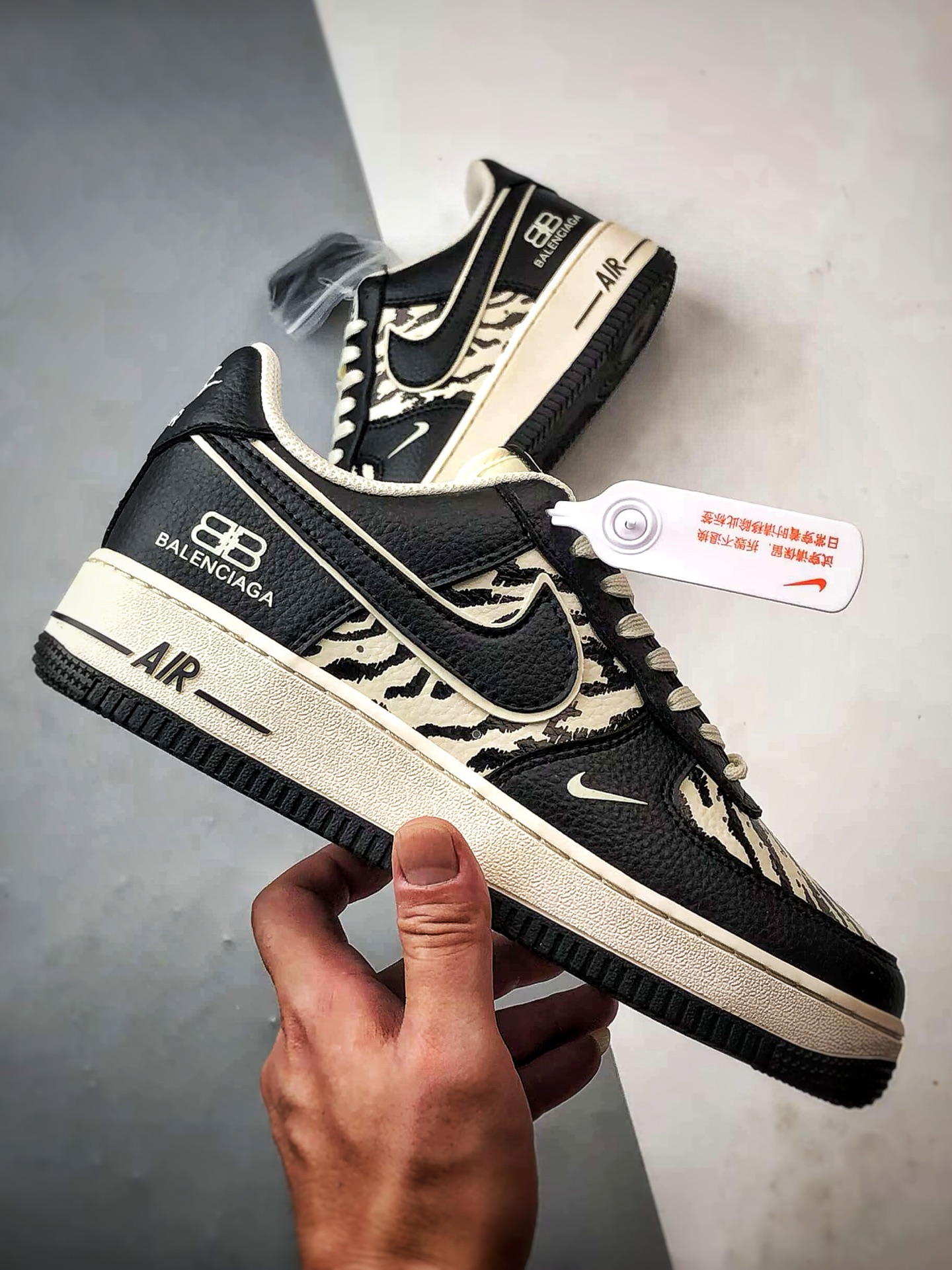 💰P260
Blcg x Air Force 1 Low 条纹米白黑
原楦头原纸板 打造纯正空军版型
#专注外贸渠道 全掌内置蜂窝气垫 #原盒配件 原厂中底钢印、拉帮完美 官方同步上架
货号:HJ3318-004
Size:36 36.5 37.5 38 38.5 39 40 40.5 41 42 42.5 43 44 44.5 45