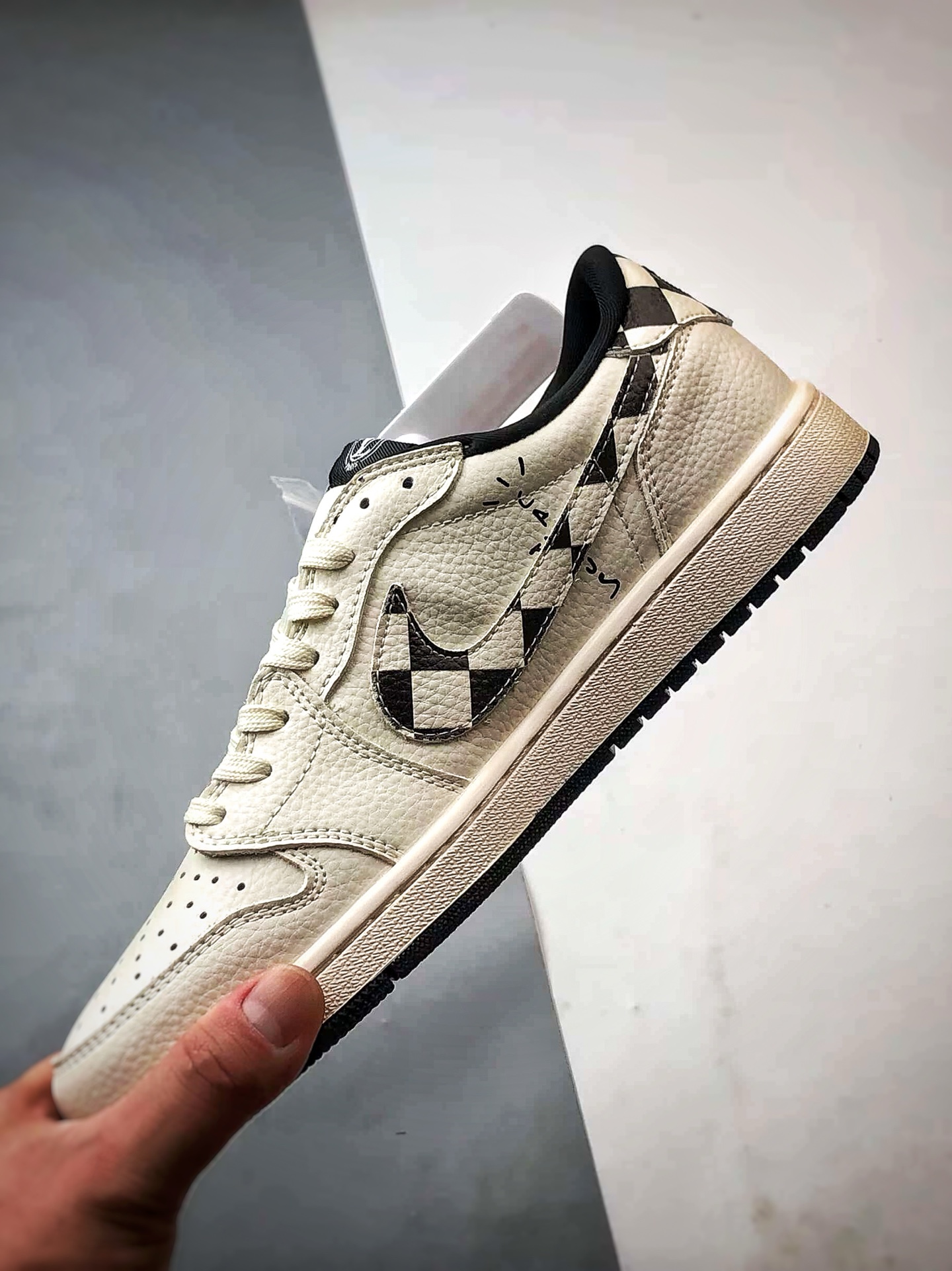 💰P270
Air Jordan 1 Low OG "高端定制"
LV米白黑棋盘格倒钩 大厂纯原工艺
原楦原纸板 原厂头层皮料 铸造最完美鞋型 一眼区别任何市售土肥圆版本 中底 背胶 皮料 清洁度 各方面细节堪称完美
货号:LD2028-040
Size:36 36.5 37.5 38 38.5 39 40 40.5 41 42 42.5 43 44 44.5 45