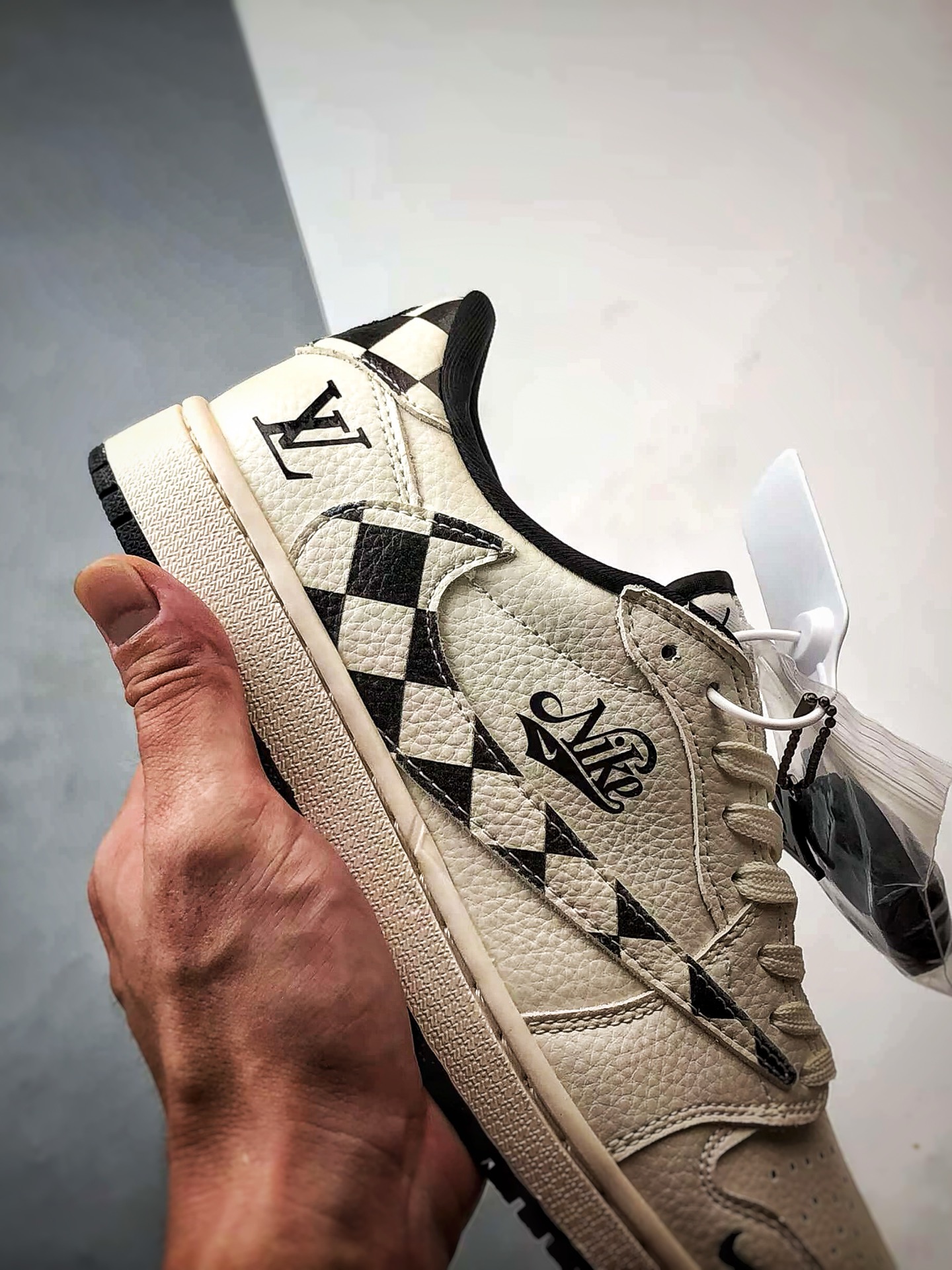 💰P270
Air Jordan 1 Low OG "高端定制"
LV米白黑棋盘格倒钩 大厂纯原工艺
原楦原纸板 原厂头层皮料 铸造最完美鞋型 一眼区别任何市售土肥圆版本 中底 背胶 皮料 清洁度 各方面细节堪称完美
货号:LD2028-040
Size:36 36.5 37.5 38 38.5 39 40 40.5 41 42 42.5 43 44 44.5 45