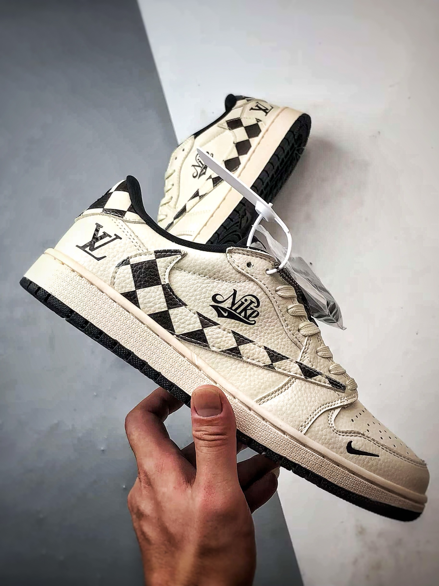 💰P270
Air Jordan 1 Low OG "高端定制"
LV米白黑棋盘格倒钩 大厂纯原工艺
原楦原纸板 原厂头层皮料 铸造最完美鞋型 一眼区别任何市售土肥圆版本 中底 背胶 皮料 清洁度 各方面细节堪称完美
货号:LD2028-040
Size:36 36.5 37.5 38 38.5 39 40 40.5 41 42 42.5 43 44 44.5 45